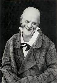 Tượng đài GROCK chú hề - nghệ thuật sắp đặt ngoài trời