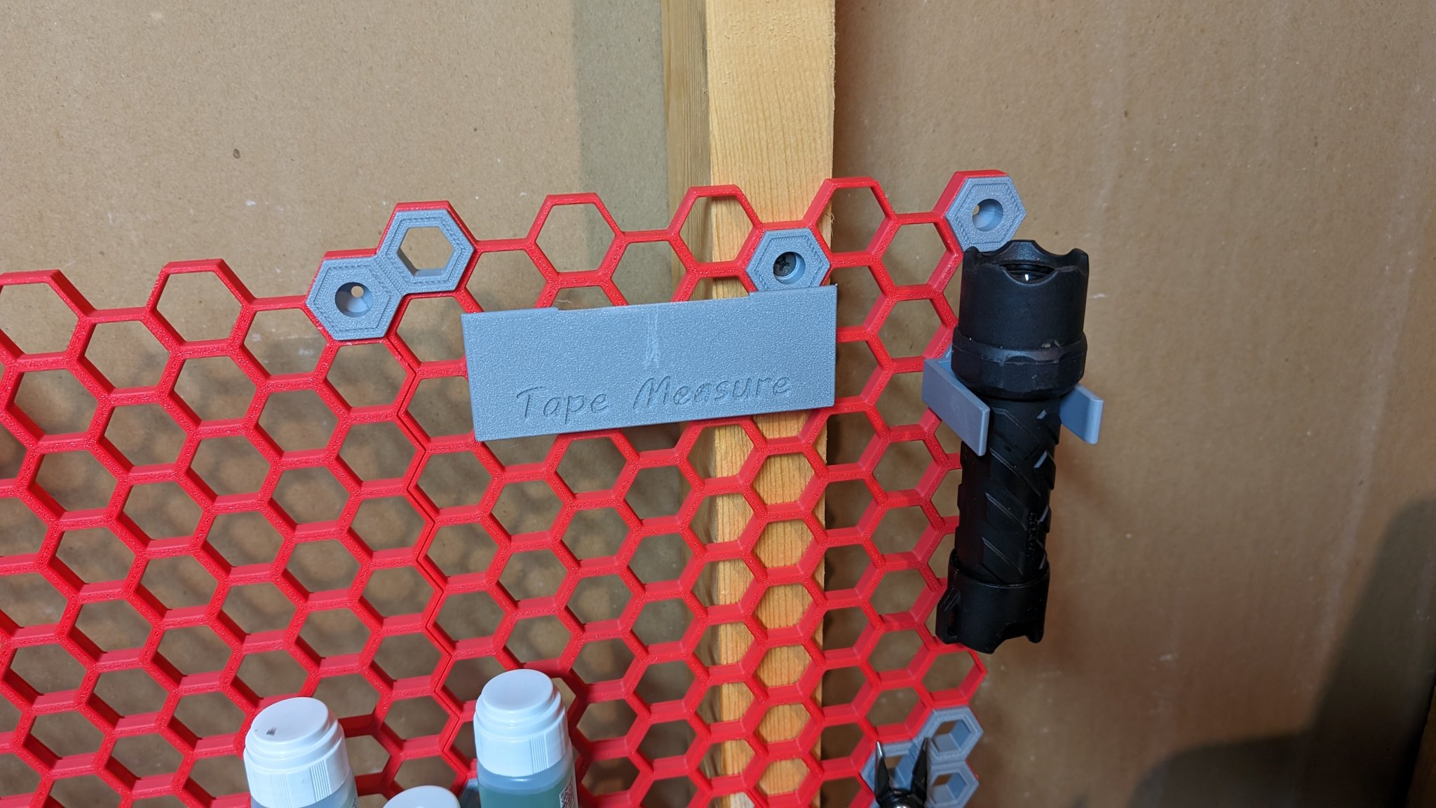 Giá đỡ thước dây cho tường lưu trữ tổ ong