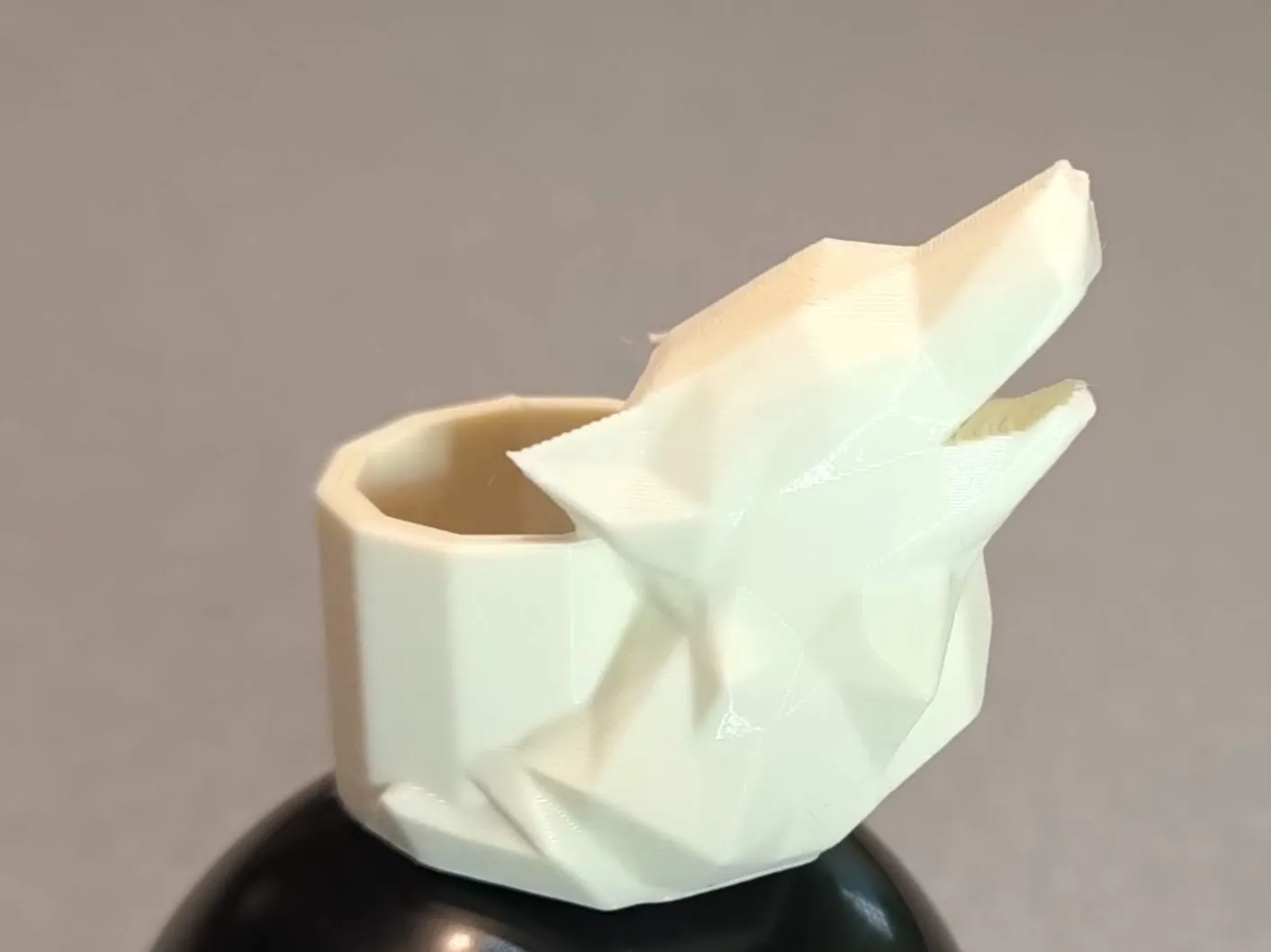 Đầu sói gào thét lowpoly cho khăn quàng cổ Cubscout