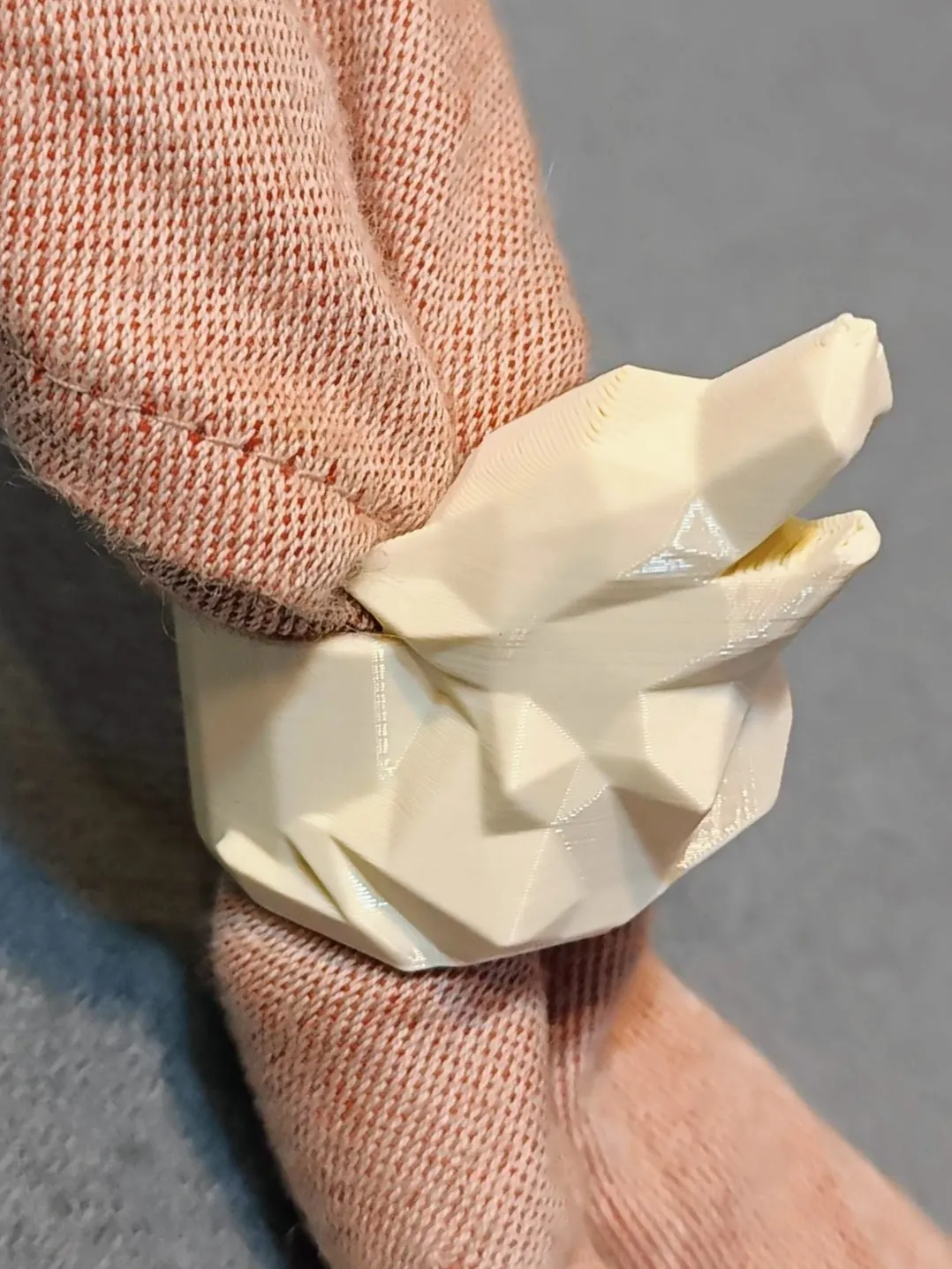 Đầu sói gào thét lowpoly cho khăn quàng cổ Cubscout