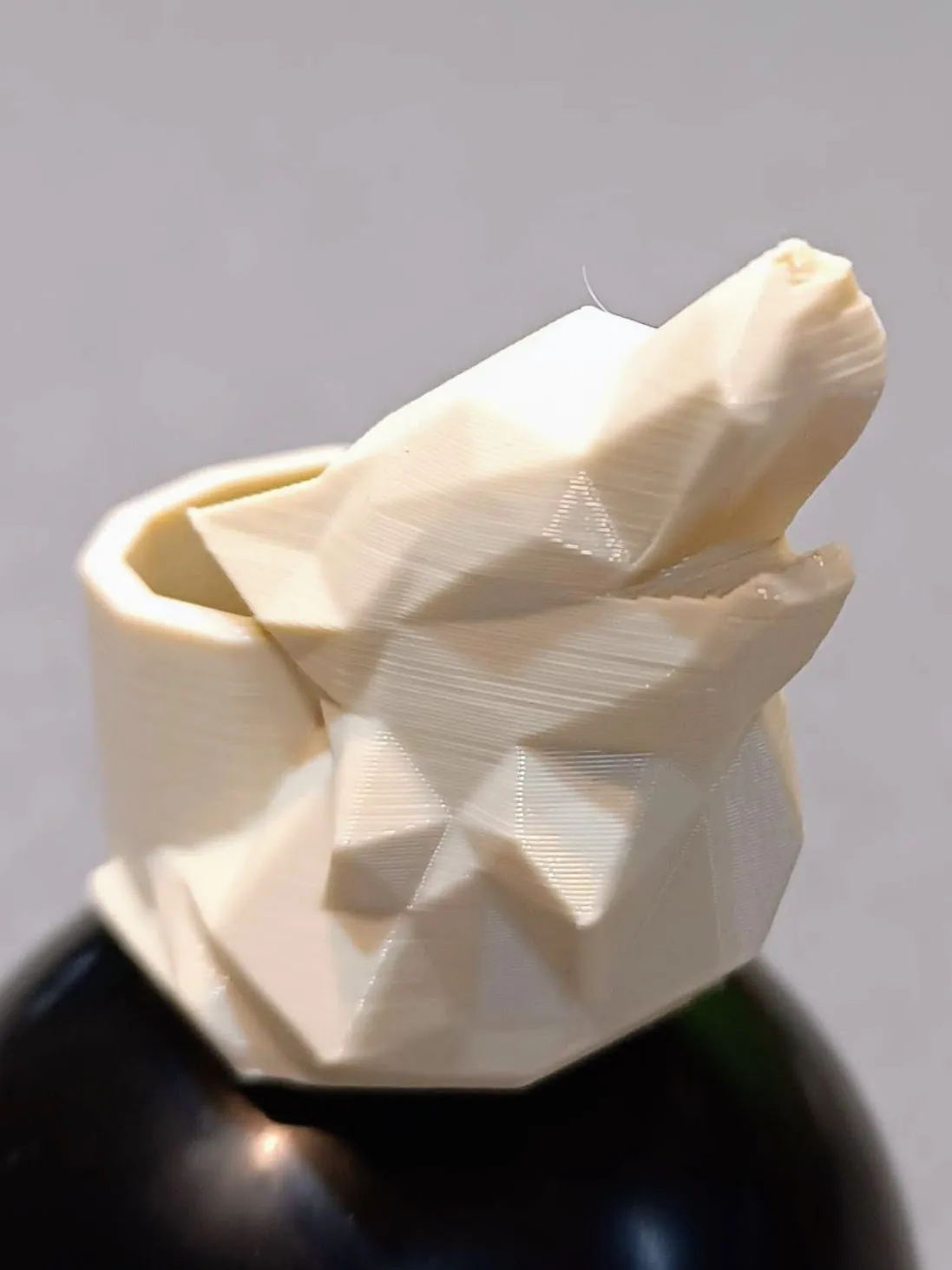 Đầu sói gào thét lowpoly cho khăn quàng cổ Cubscout