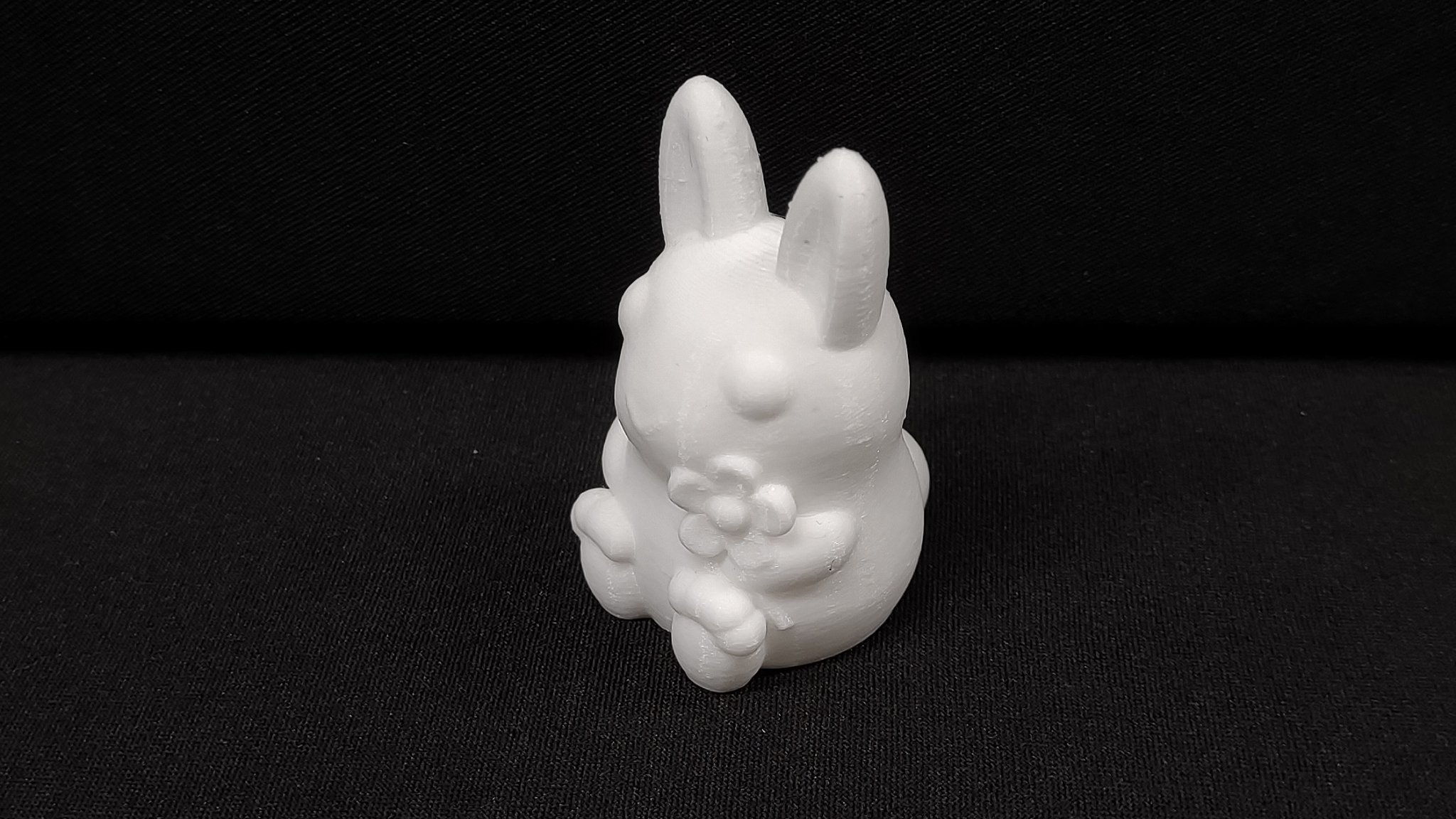 Thỏ cầm hoa trang trí cho mùa xuân và lễ Phục Sinh