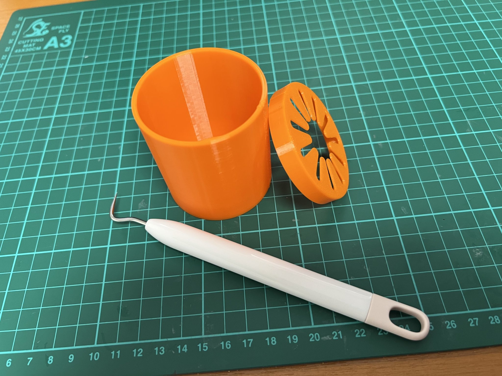 Chậu Vệ Sinh Dụng Cụ Tách Decal