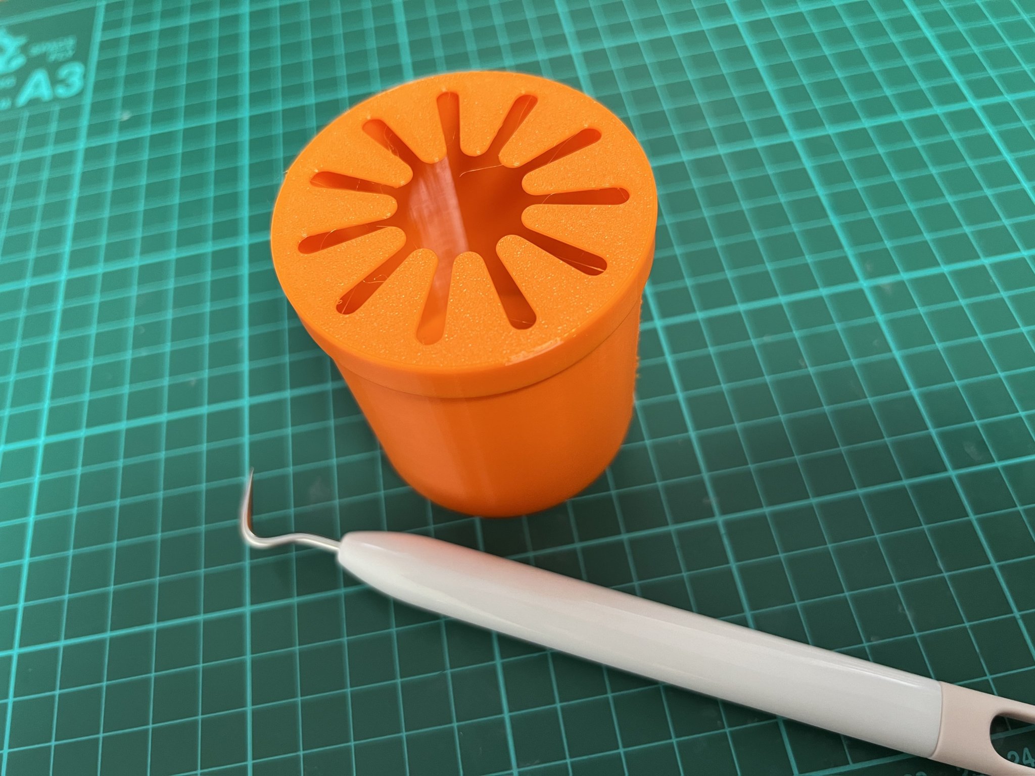 Chậu Vệ Sinh Dụng Cụ Tách Decal