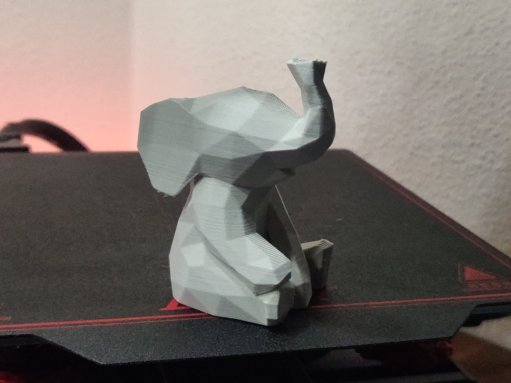 Voi con dễ thương phong cách low poly đang ngồi