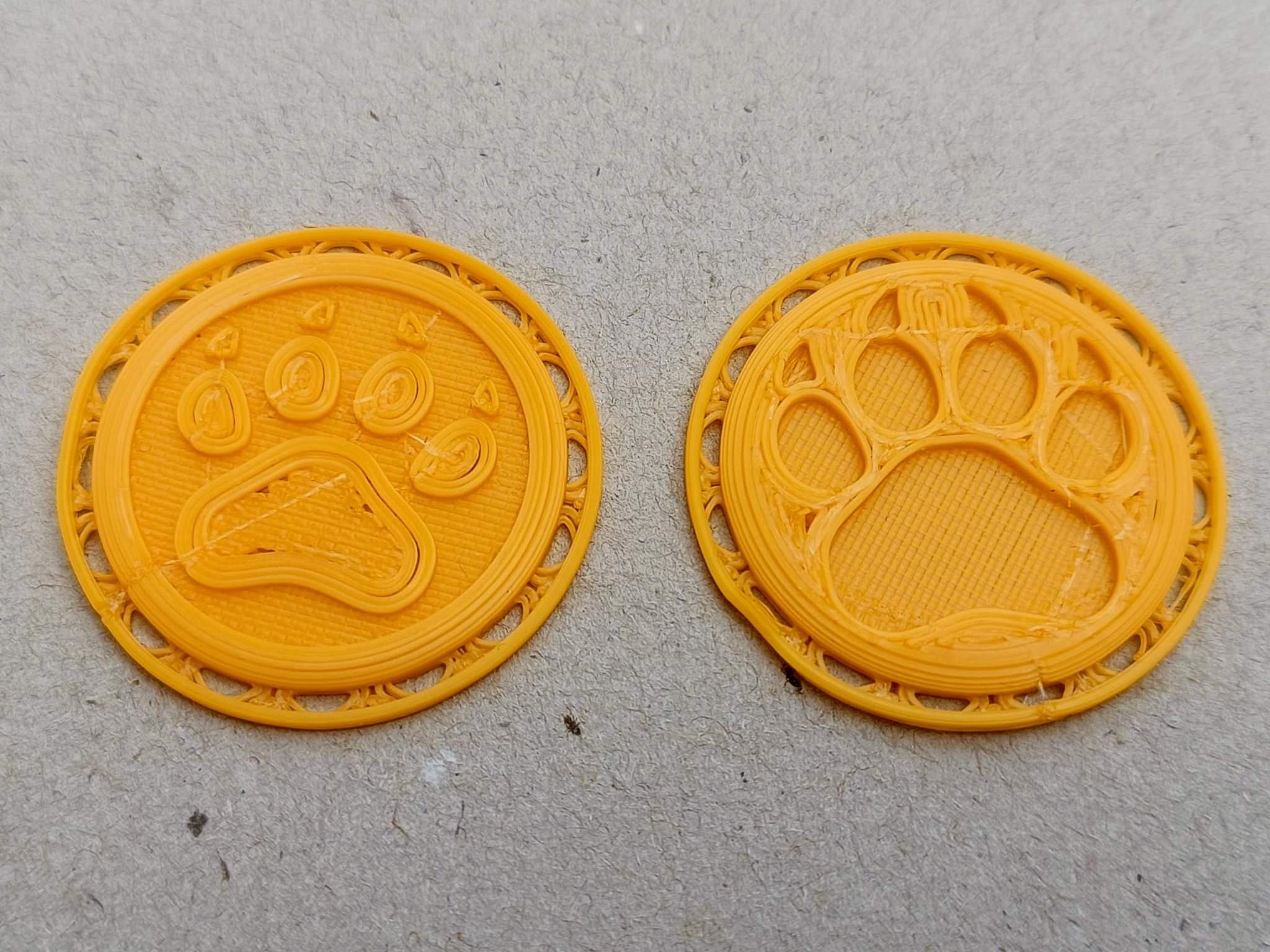 Huy hiệu Scout với dấu chân sói, sẵn sàng để may vào