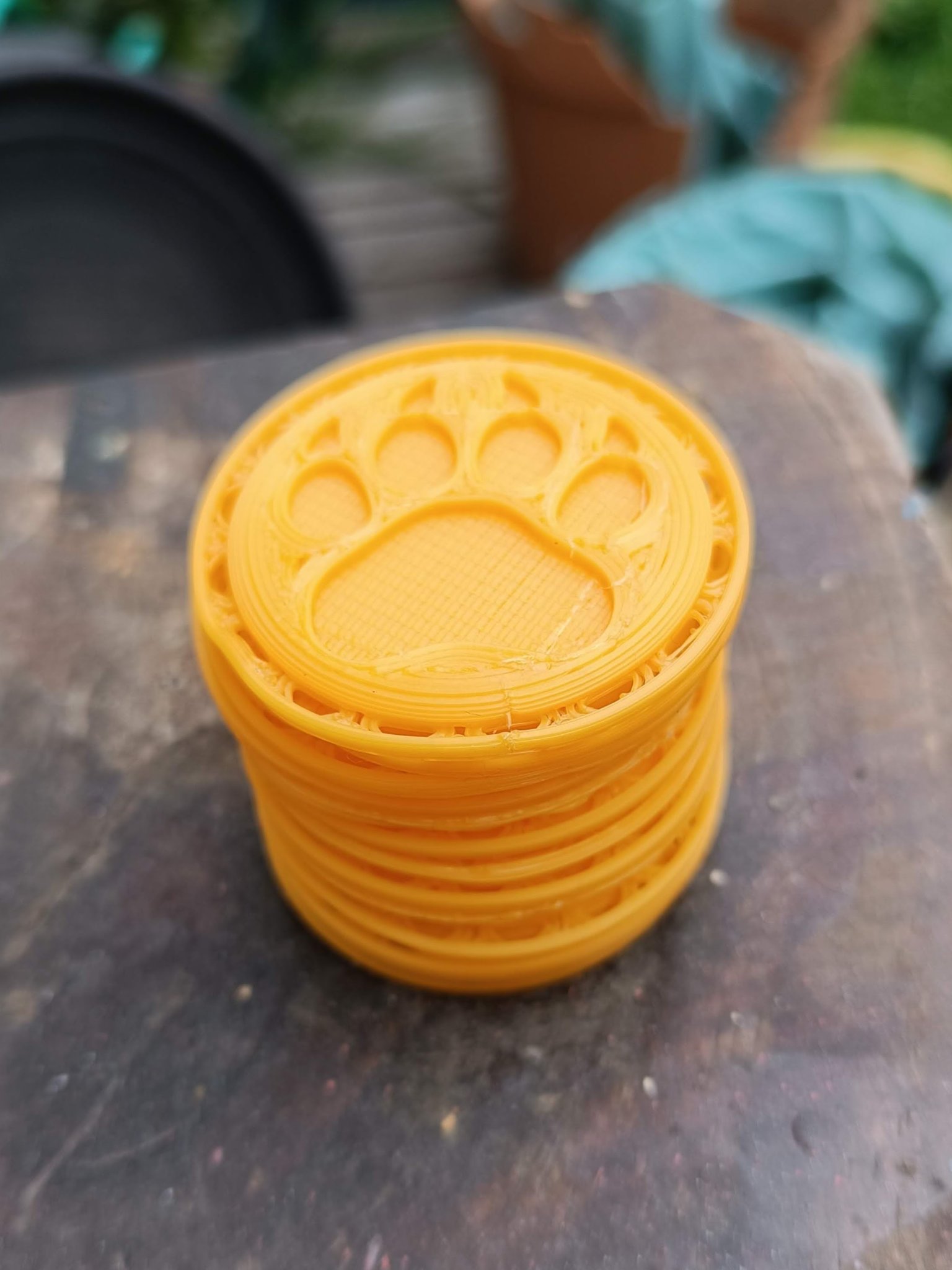 Huy hiệu Scout với dấu chân sói, sẵn sàng để may vào