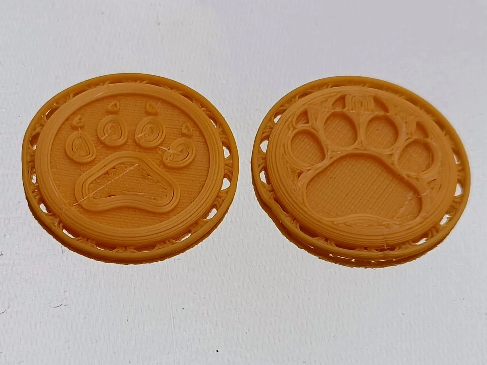 Huy hiệu Scout với dấu chân sói, sẵn sàng để may vào