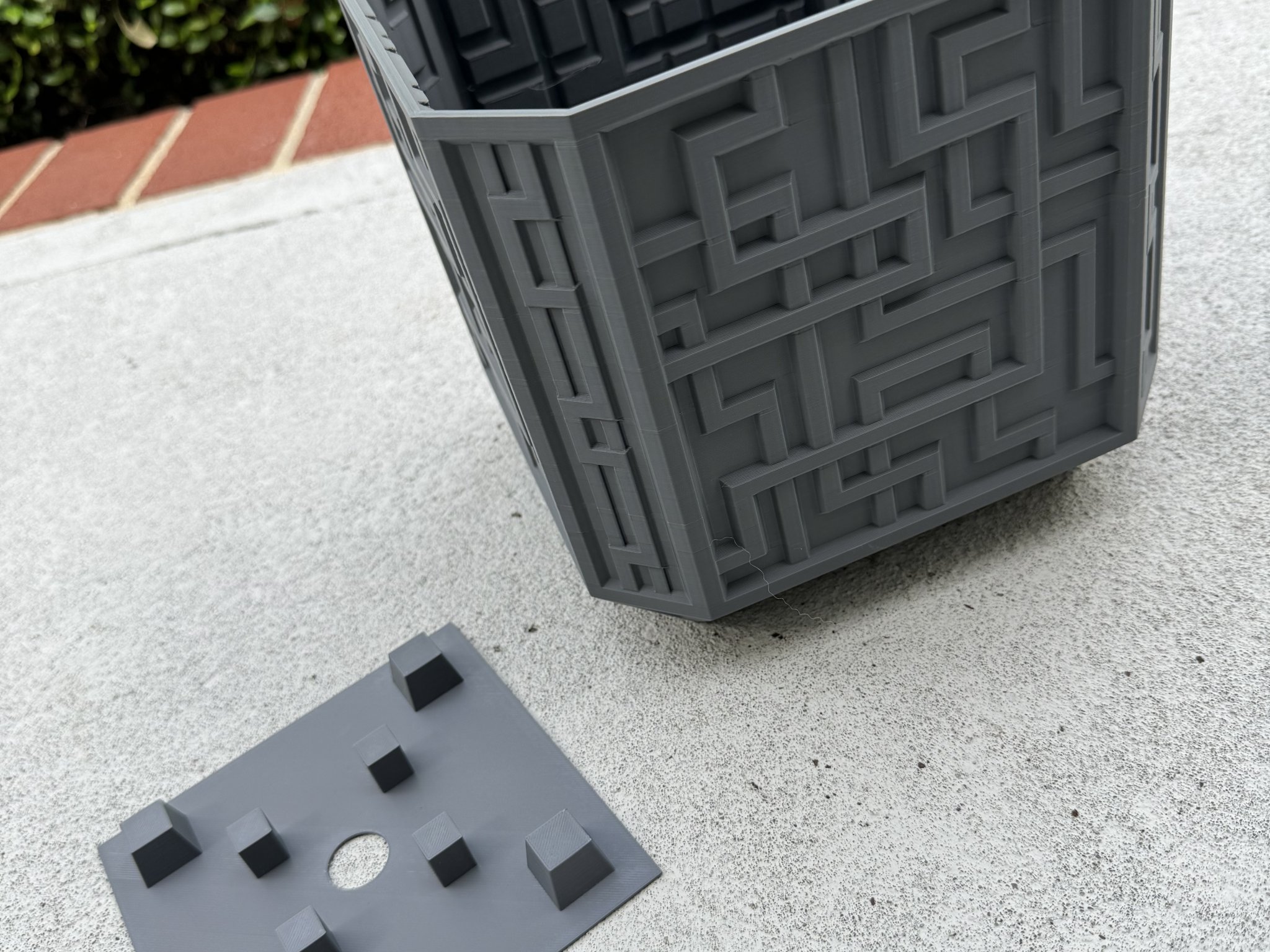 Chậu cây ngoài hành tinh với chân thoát nước