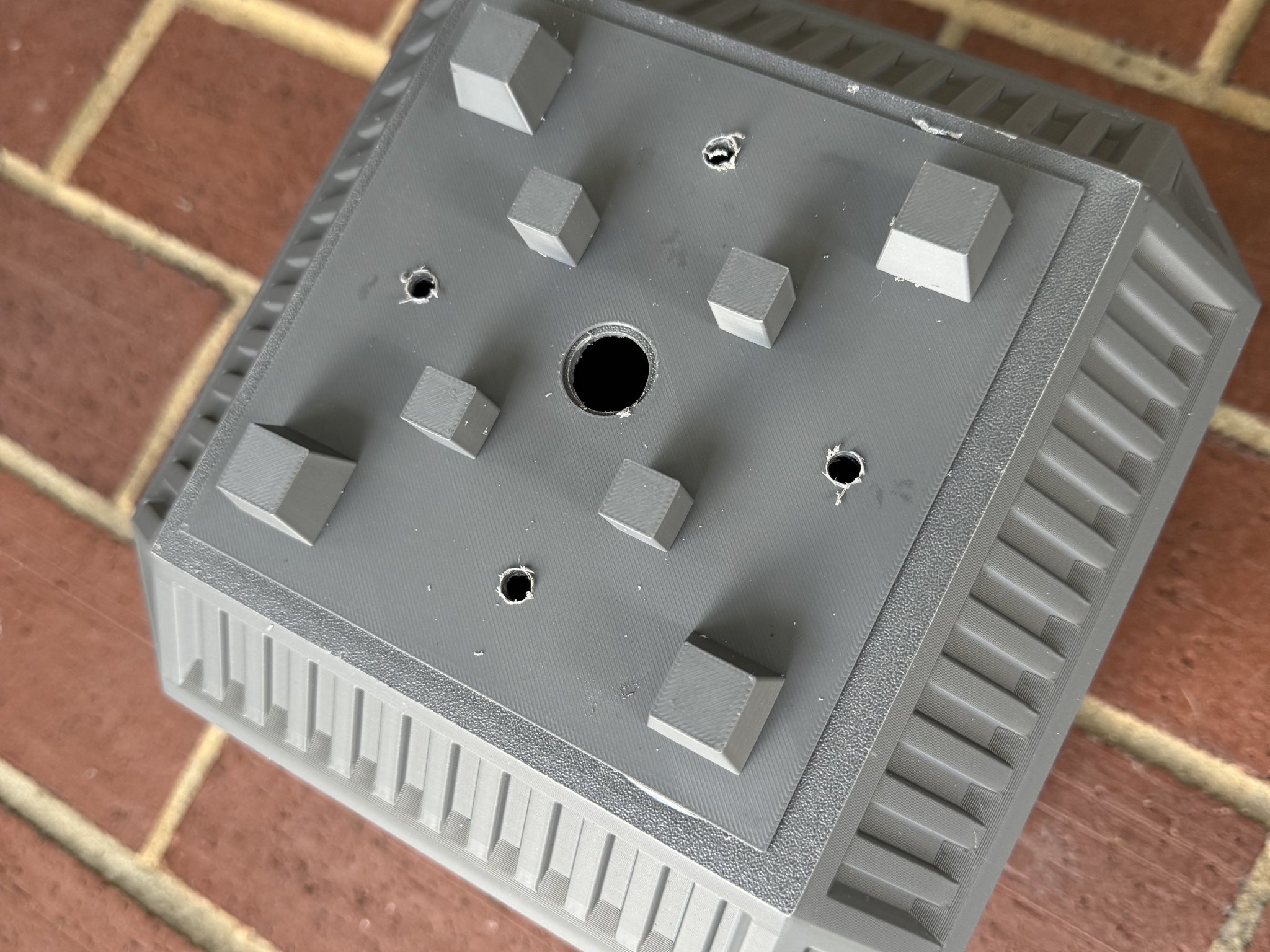 Chậu cây ngoài hành tinh với chân thoát nước