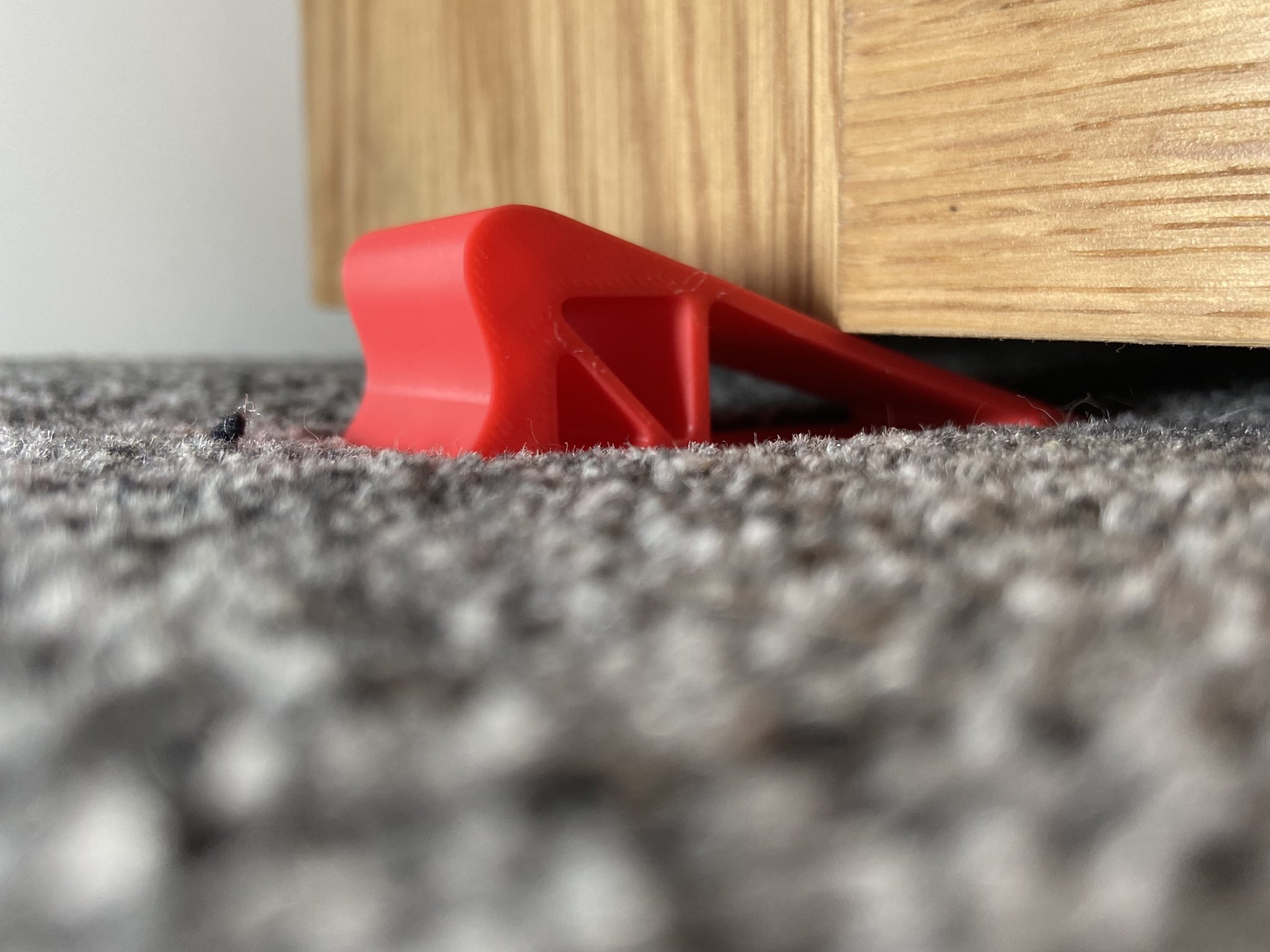 Cái chặn cửa đơn giản phù hợp với thảm