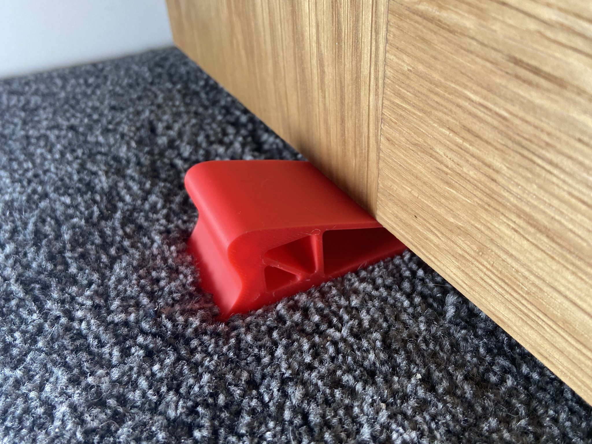 Cái chặn cửa đơn giản phù hợp với thảm