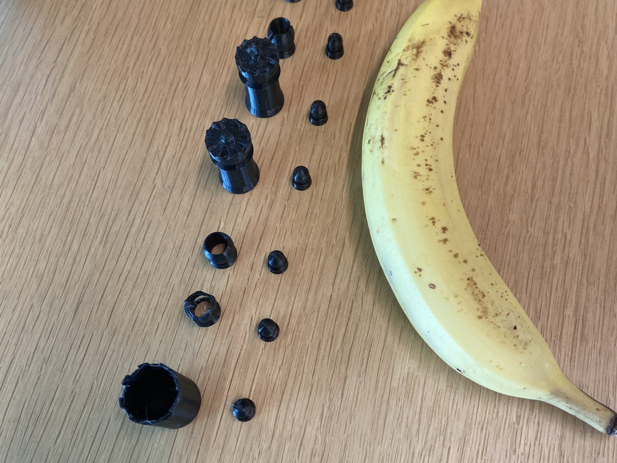 Bộ cờ vua du lịch siêu nhỏ gọn với các quân cờ xếp chồng