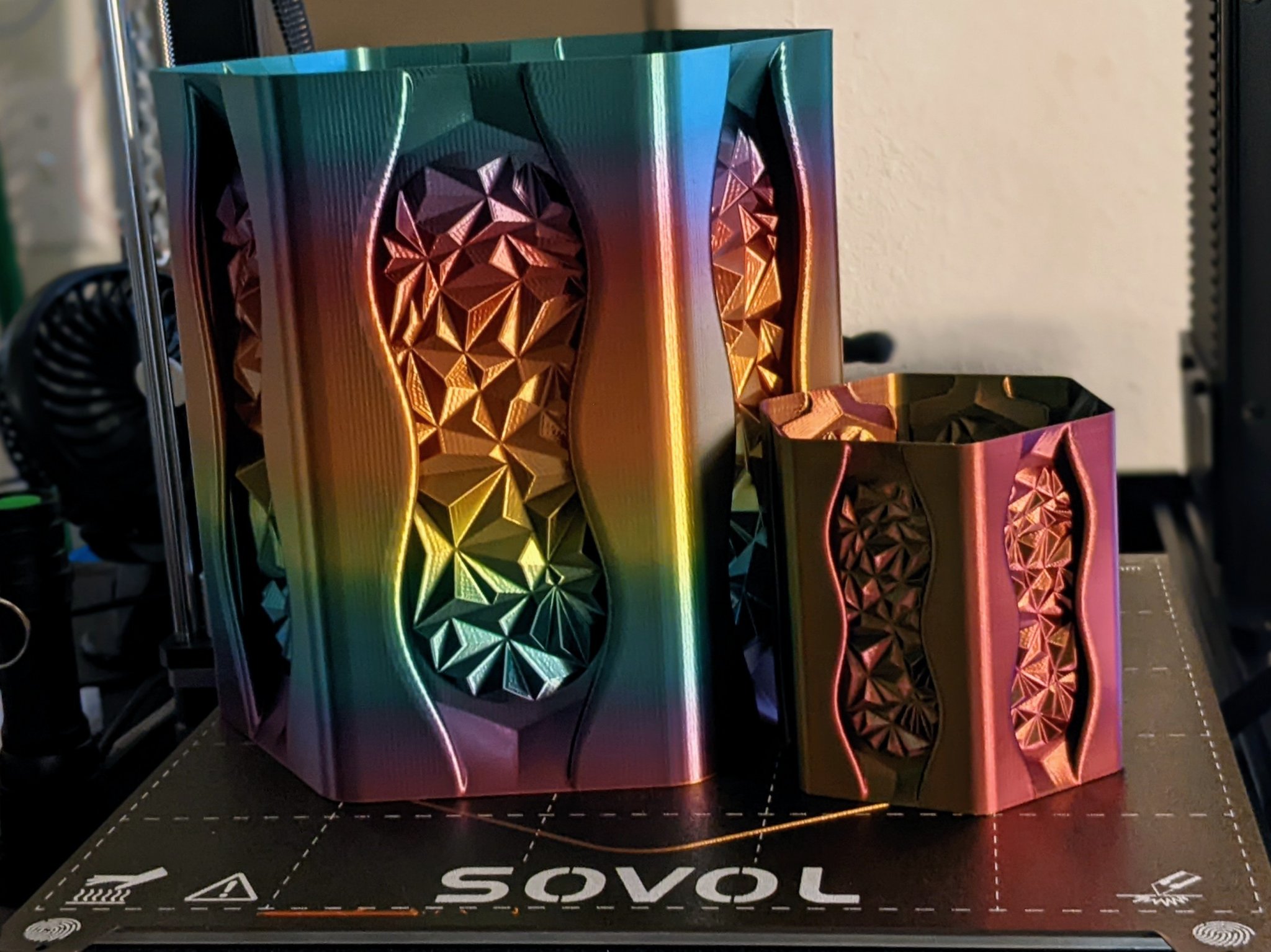 Bình hoa hình lục giác với họa tiết kẹo đá