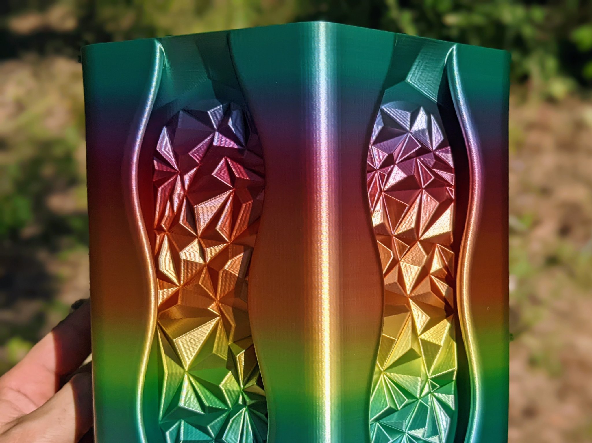 Bình hoa hình lục giác với họa tiết kẹo đá