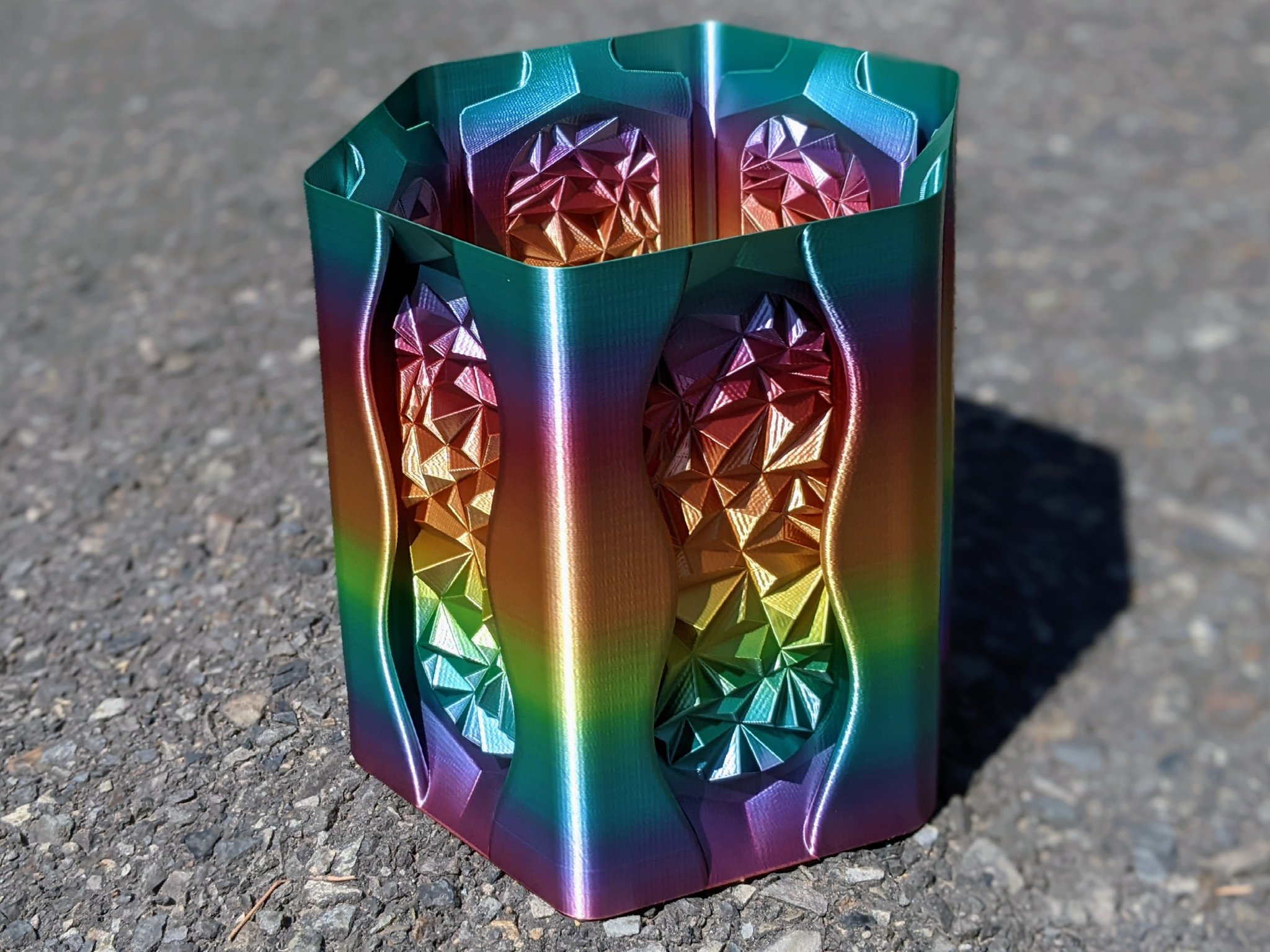 Bình hoa hình lục giác với họa tiết kẹo đá