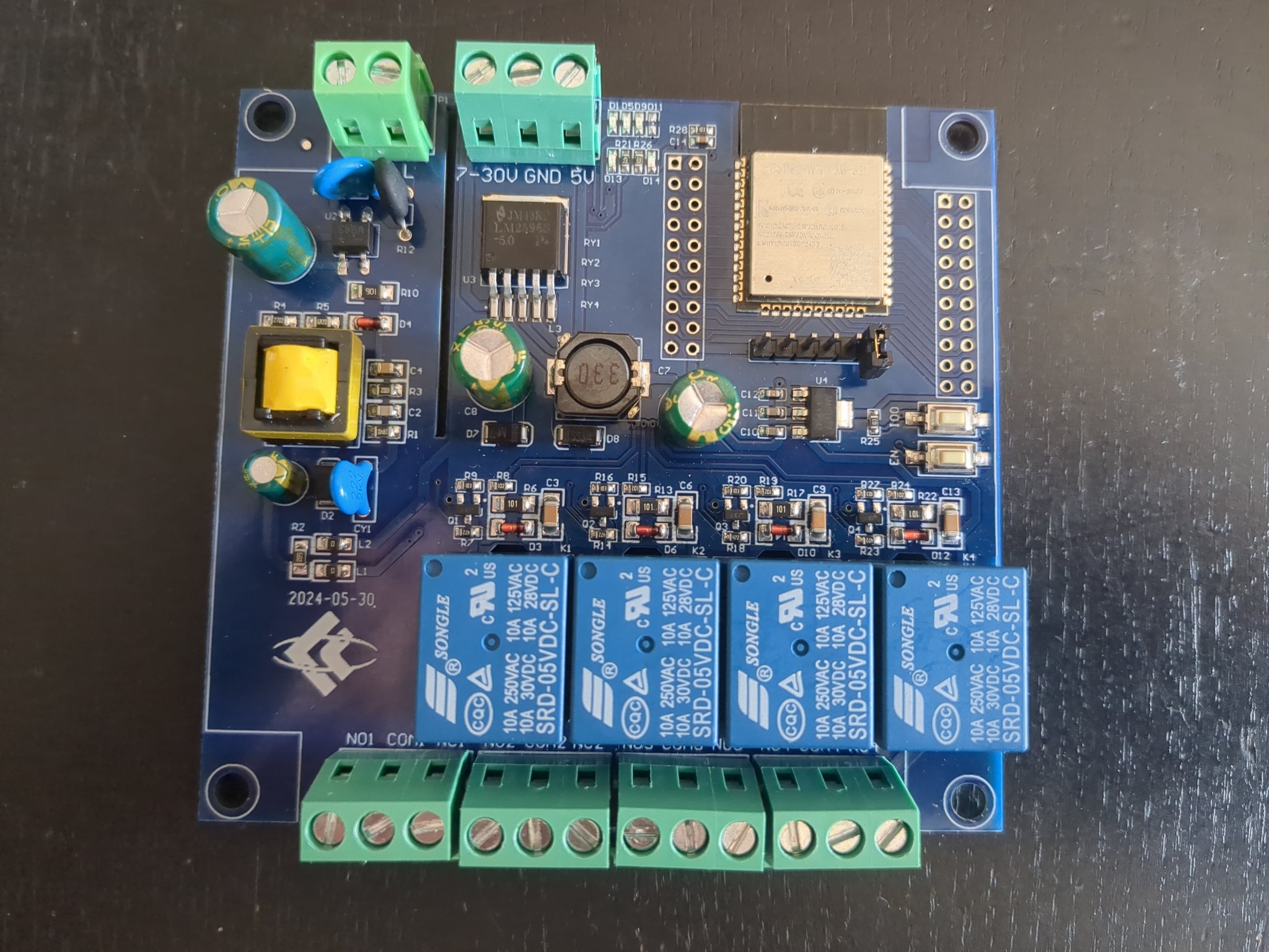 Vỏ hộp cho board relay ESP32 4 kênh