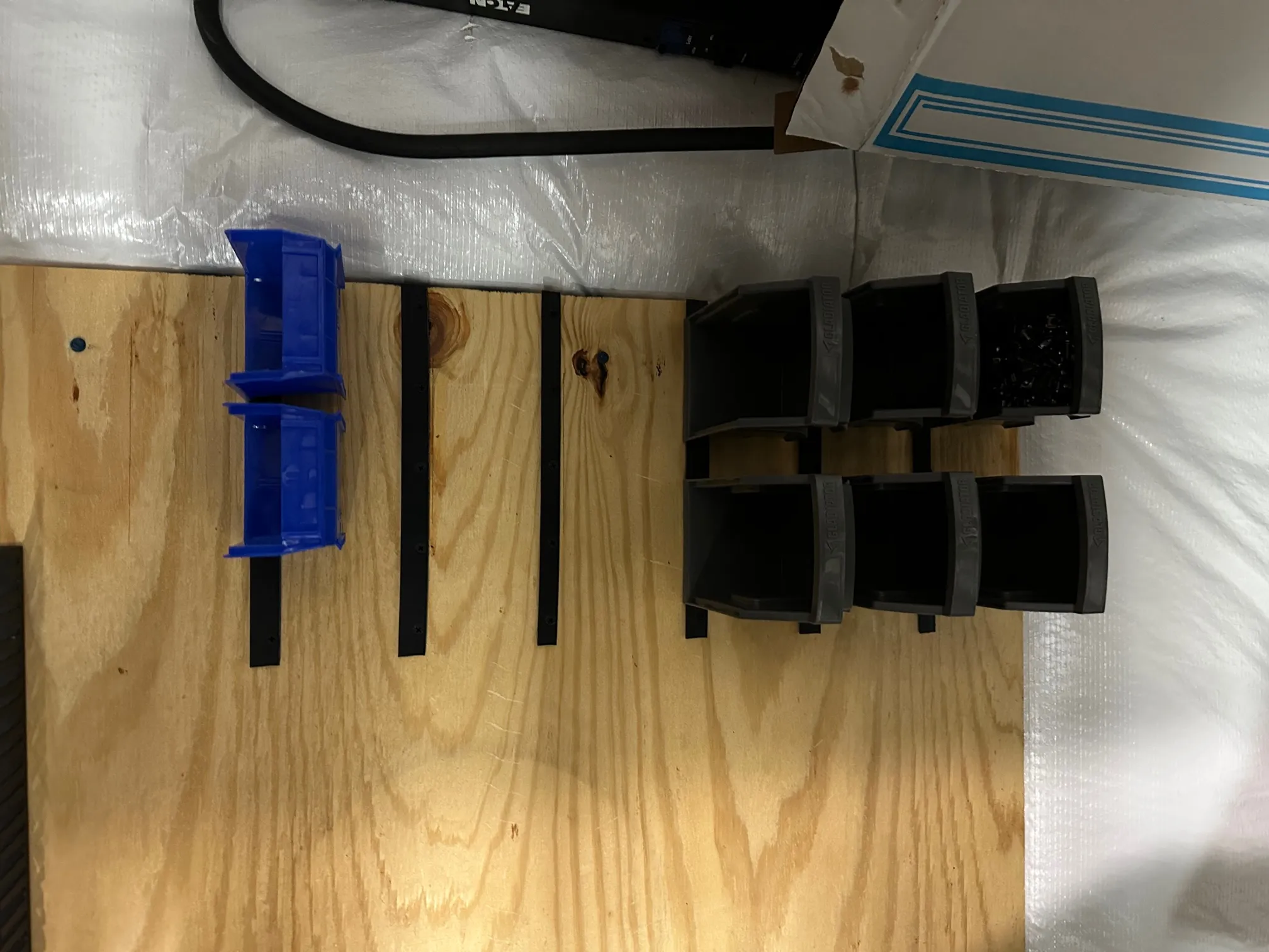 Giá treo hộp akro-mils dài 315mm cho tổ chức đồ dùng