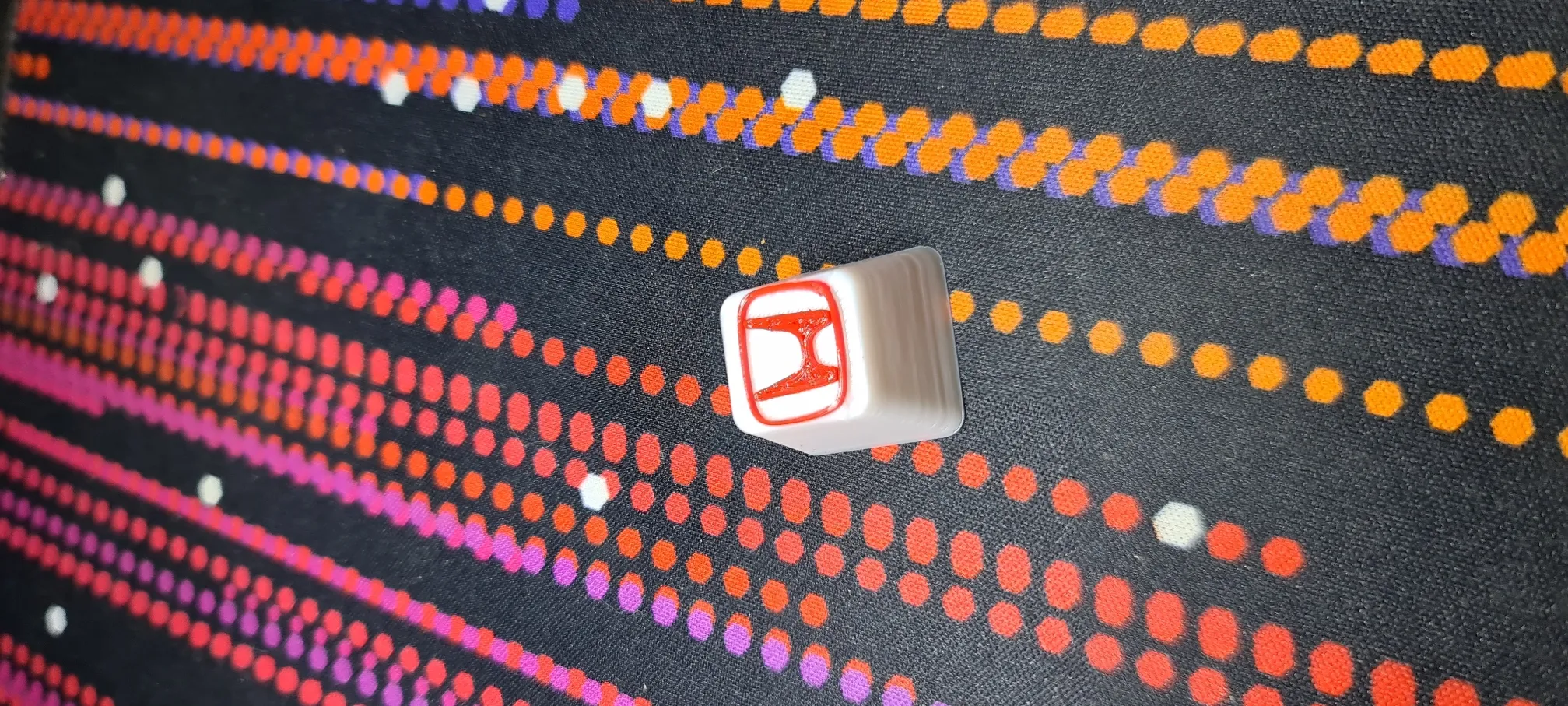 Nắp phím Honda in màu trắng và đỏ