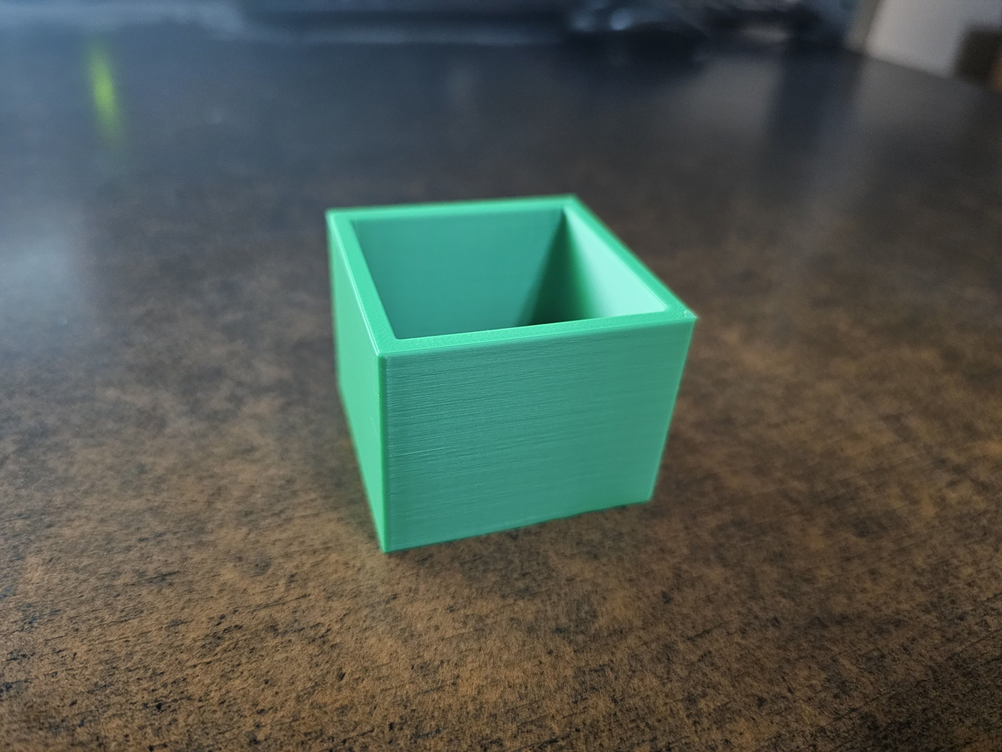 Hộp nhỏ để giữ các kẹp cuộn thừa