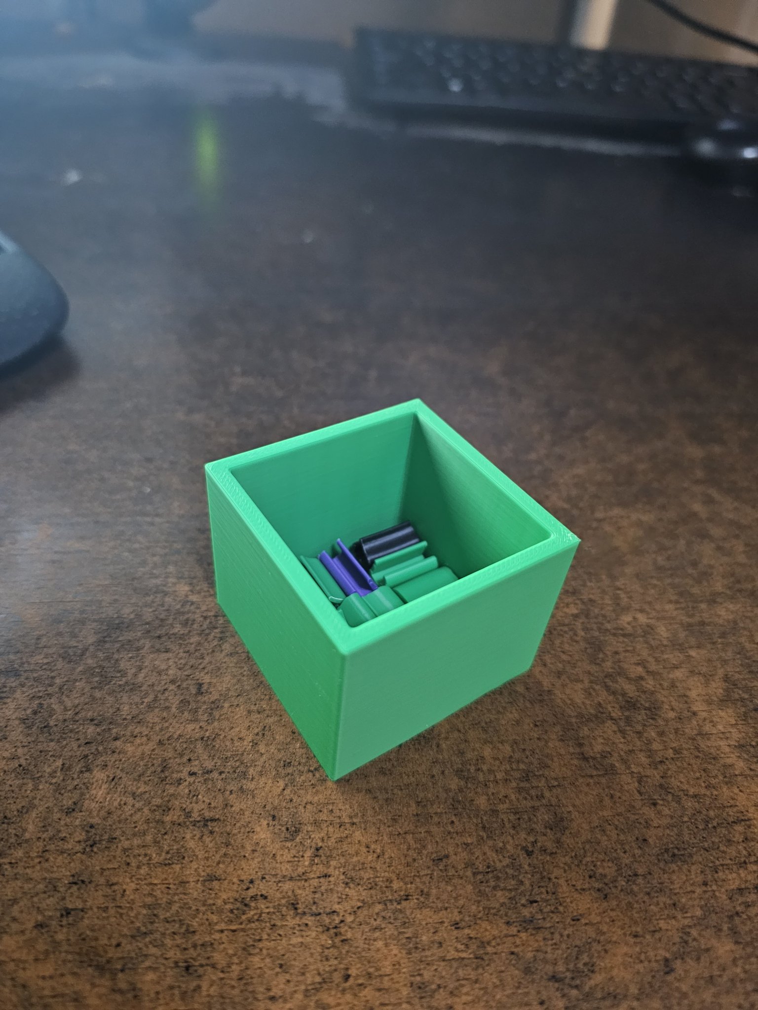 Hộp nhỏ để giữ các kẹp cuộn thừa