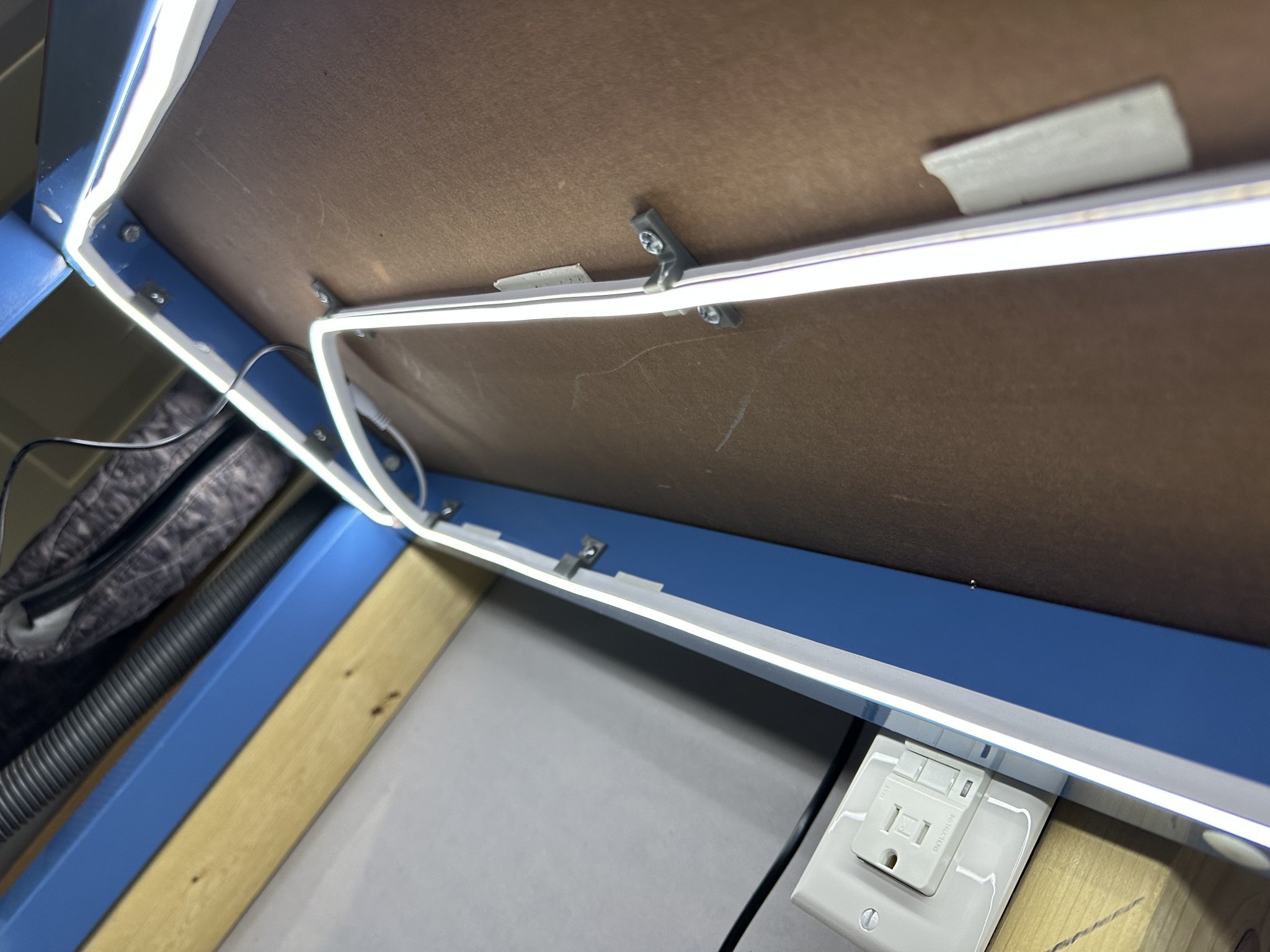 Giá đỡ cho đèn LED mỏng phù hợp với bàn làm việc ESD