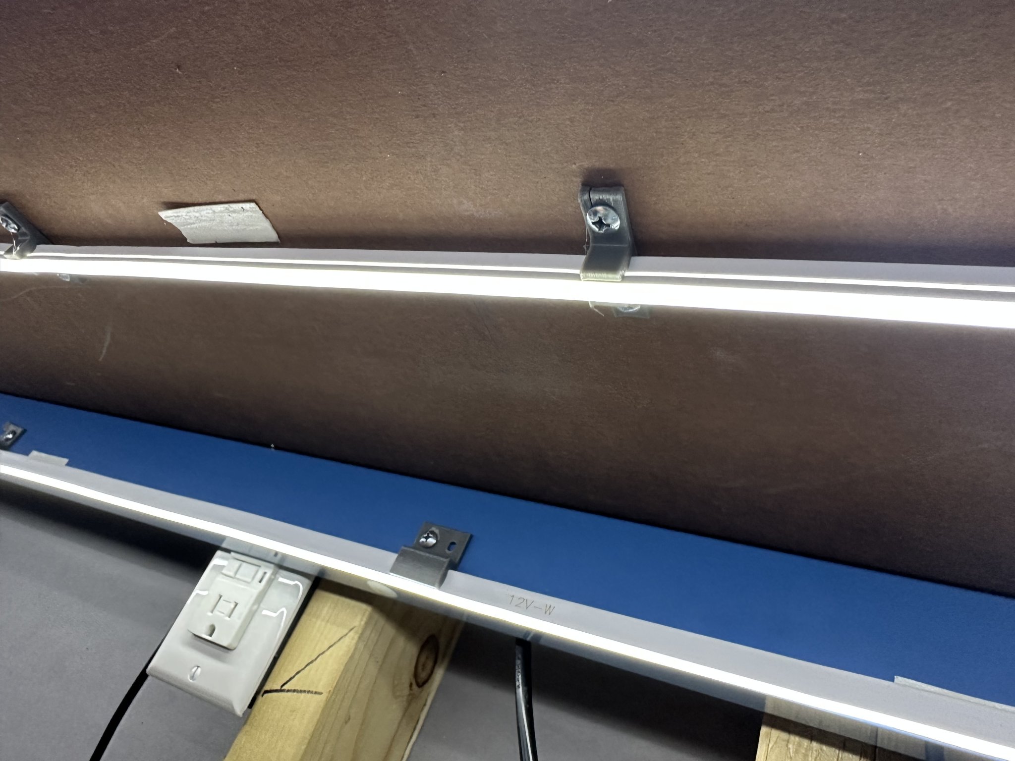 Giá đỡ cho đèn LED mỏng phù hợp với bàn làm việc ESD