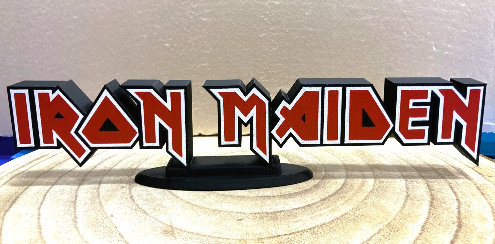 Biểu tượng logo Iron Maiden đa sắc màu cho tín đồ nhạc rock