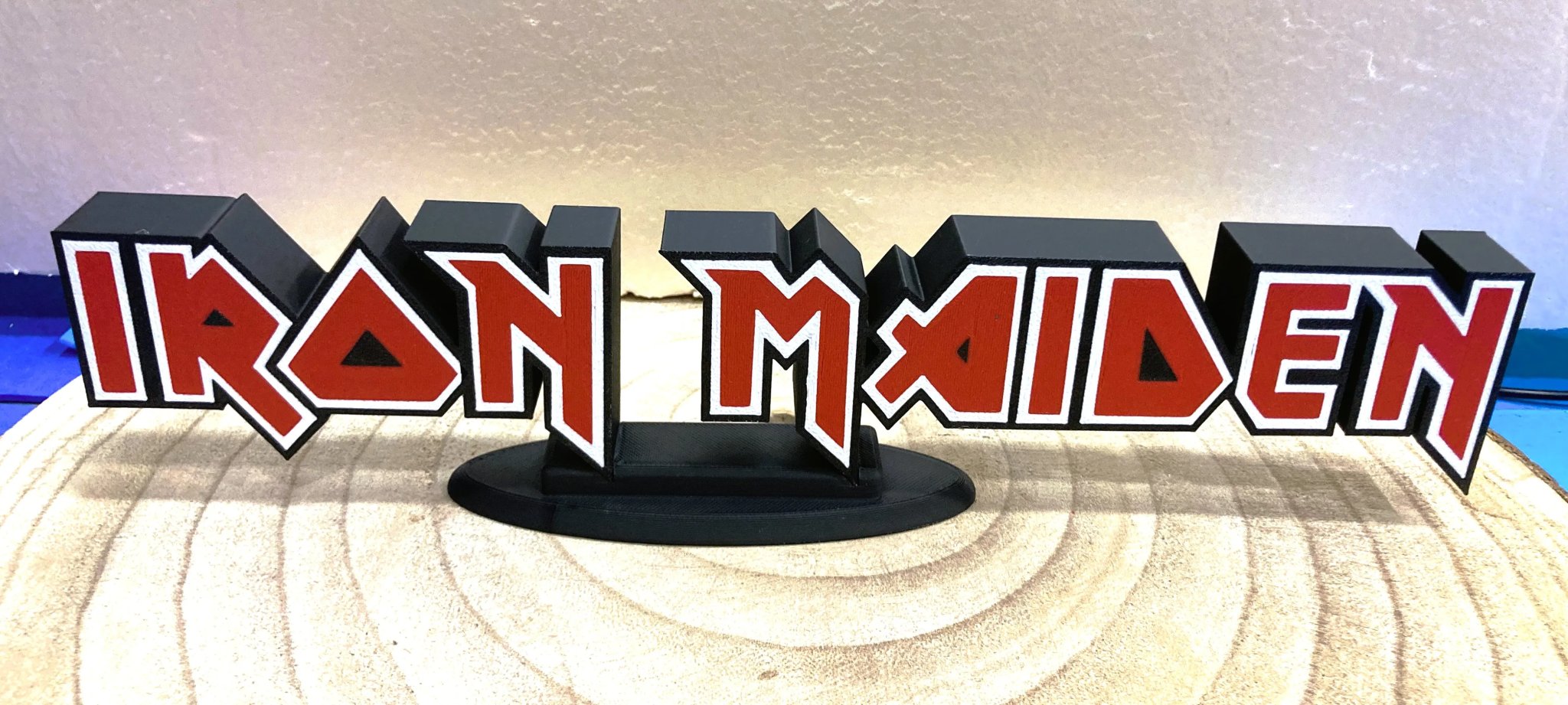 Biểu tượng logo Iron Maiden đa sắc màu cho tín đồ nhạc rock