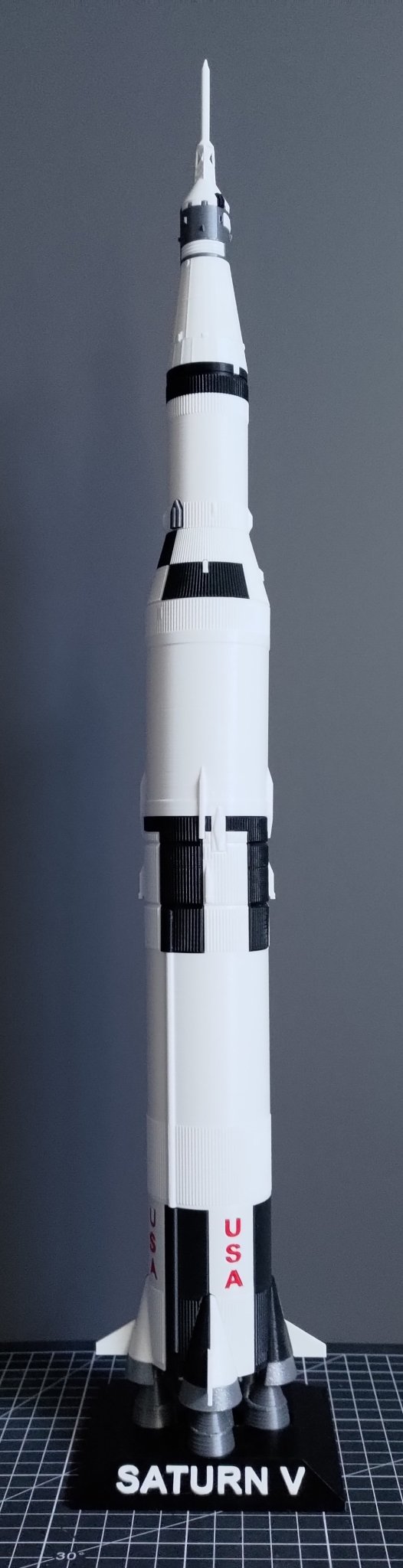 Mô hình tên lửa Saturn V tỉ lệ 1:200 chi tiết