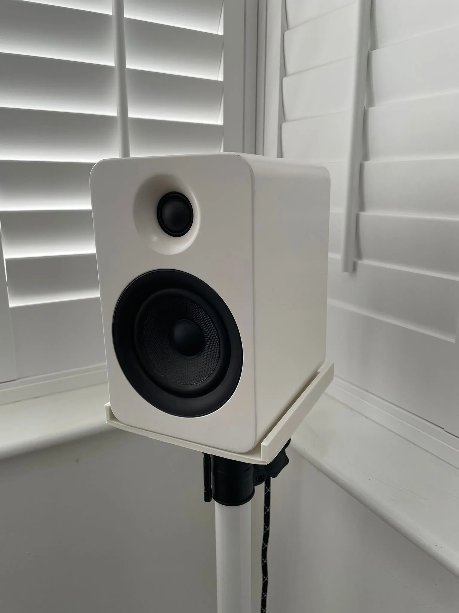 Giá đỡ loa Kanto YU4 với đế chắc chắn