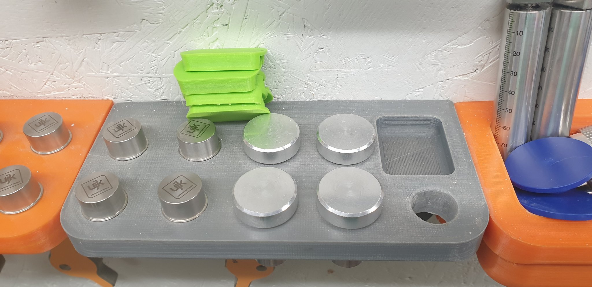 Giá đỡ chó UJK 20mm V2 treo tường với 9 lỗ và ngăn nhỏ