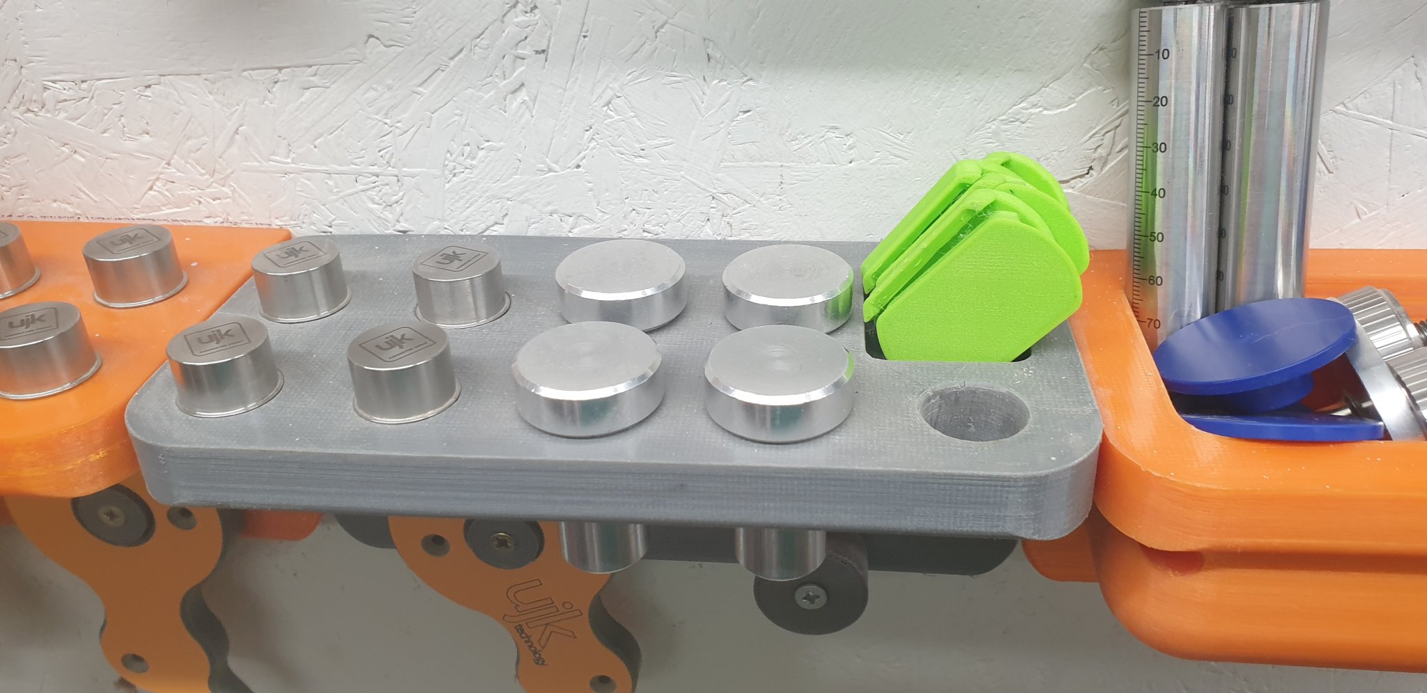 Giá đỡ chó UJK 20mm V2 treo tường với 9 lỗ và ngăn nhỏ