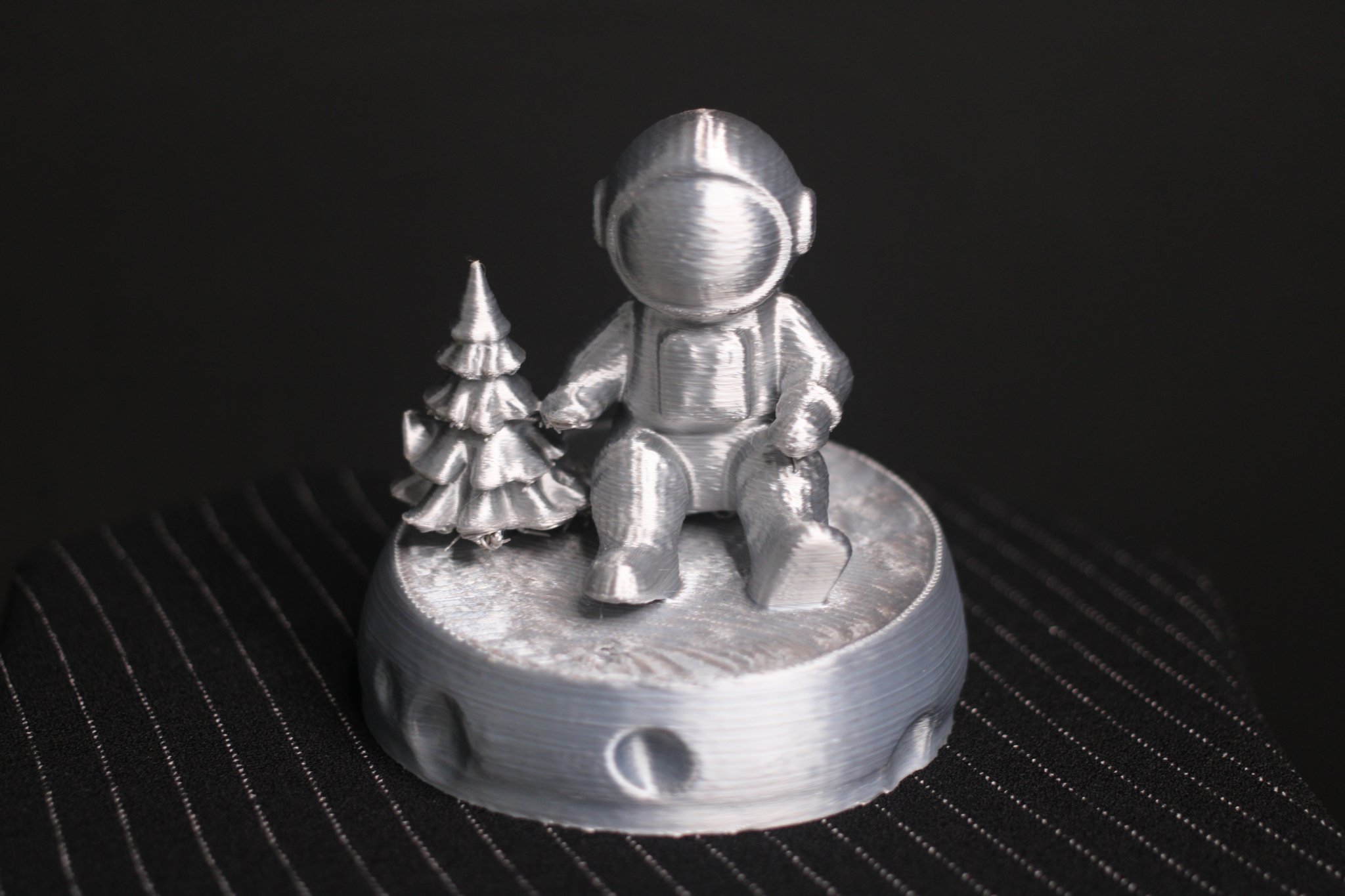 Nhân vật phi hành gia bên cây thông Giáng sinh