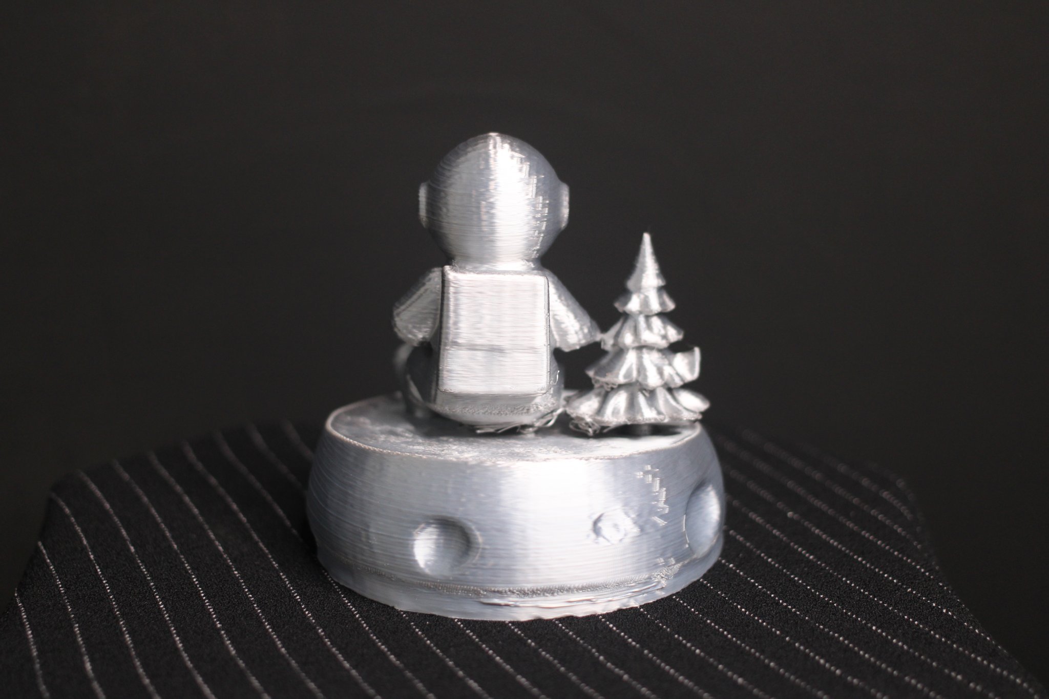 Nhân vật phi hành gia bên cây thông Giáng sinh