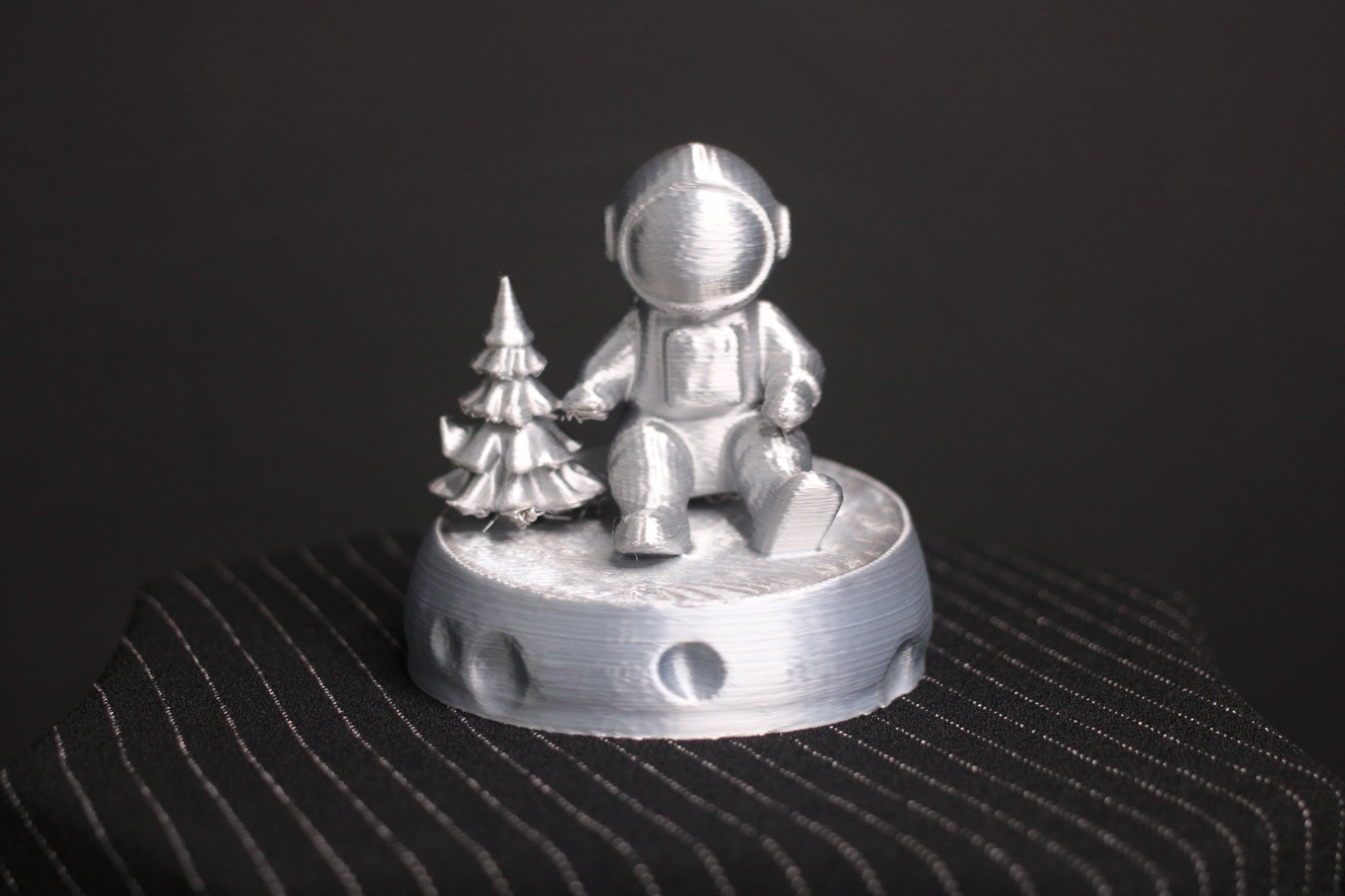 Nhân vật phi hành gia bên cây thông Giáng sinh