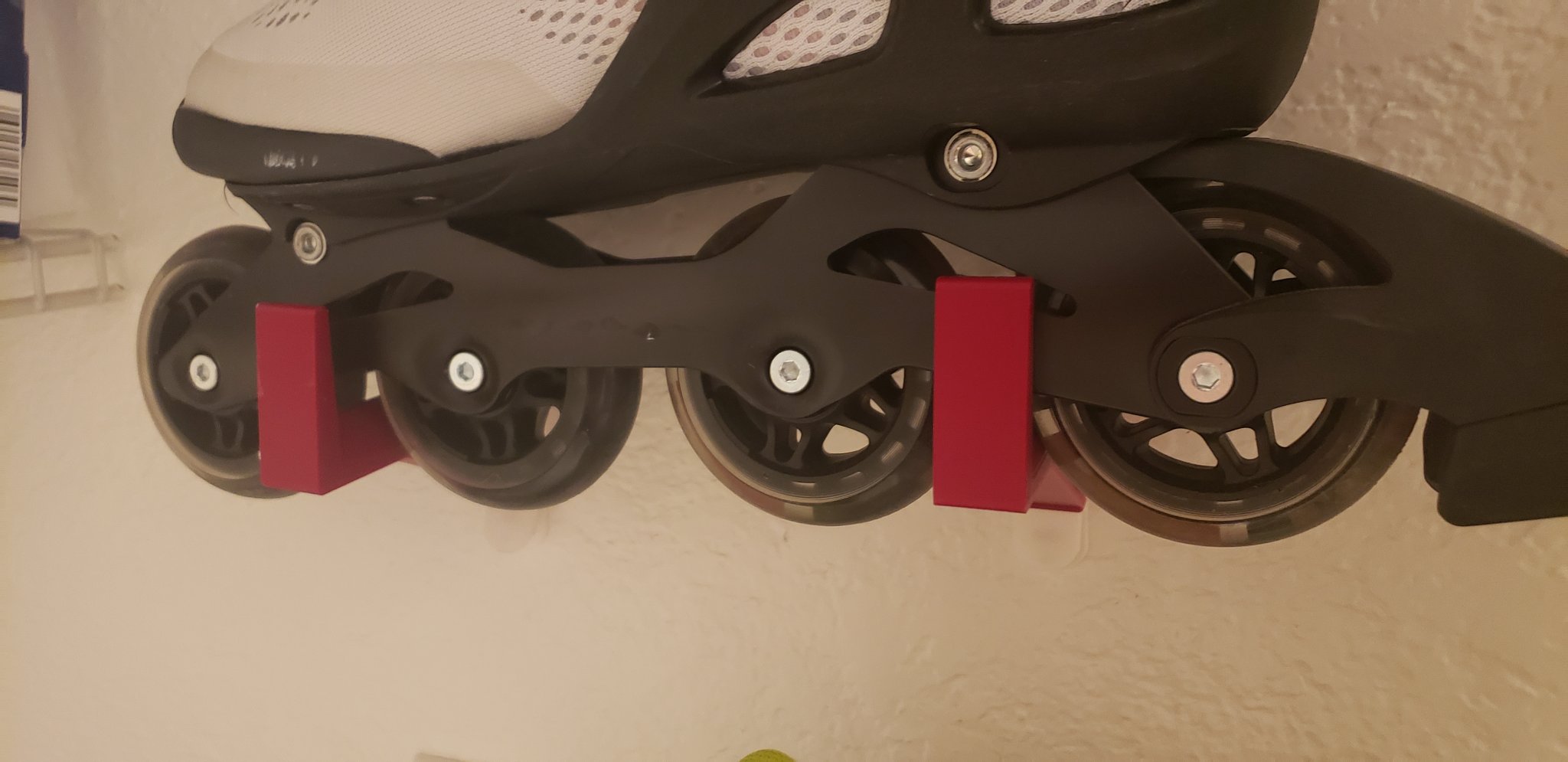 Giá đỡ tường cho giày patin sử dụng băng dính 3M