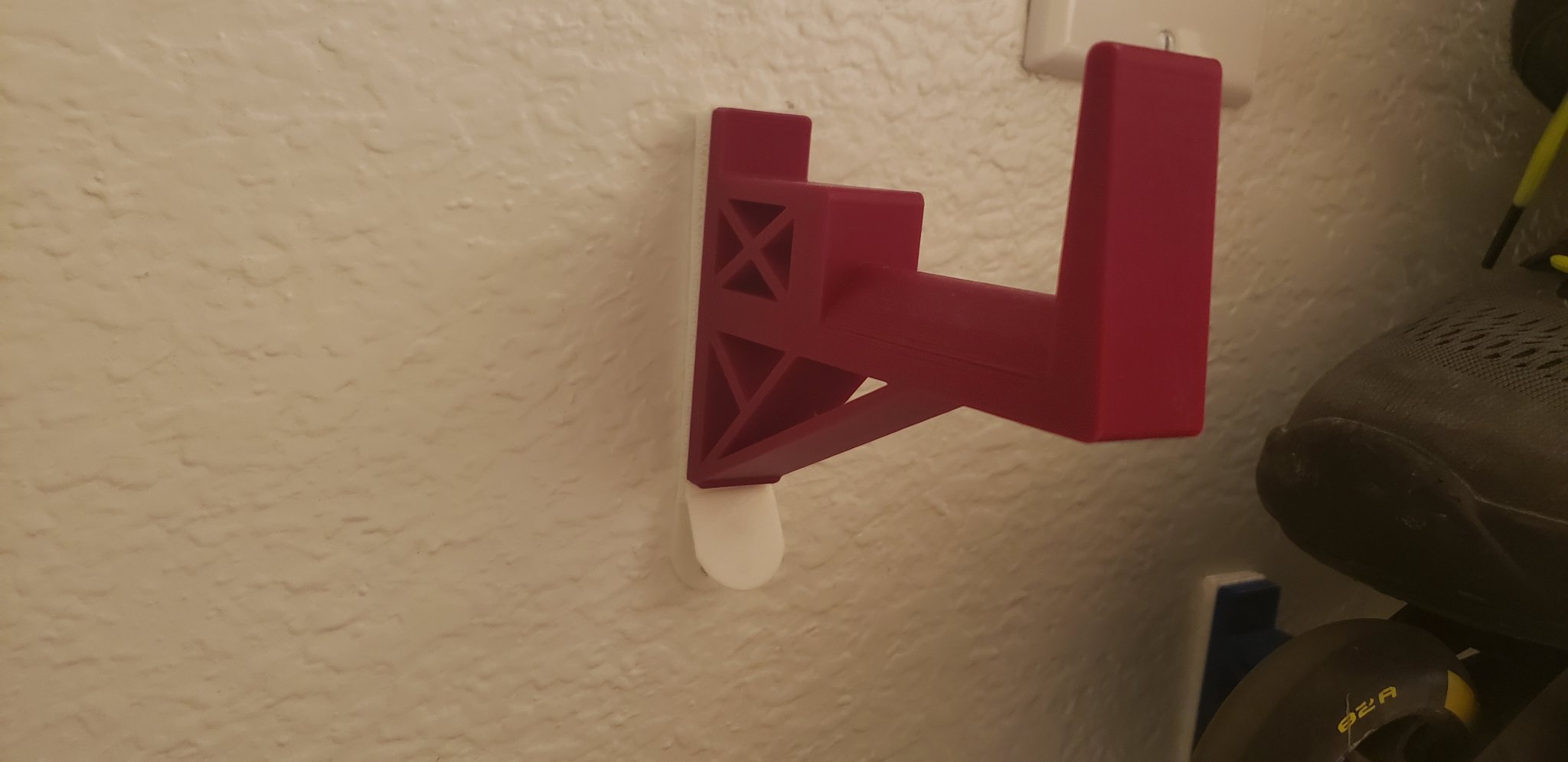 Giá đỡ tường cho giày patin sử dụng băng dính 3M