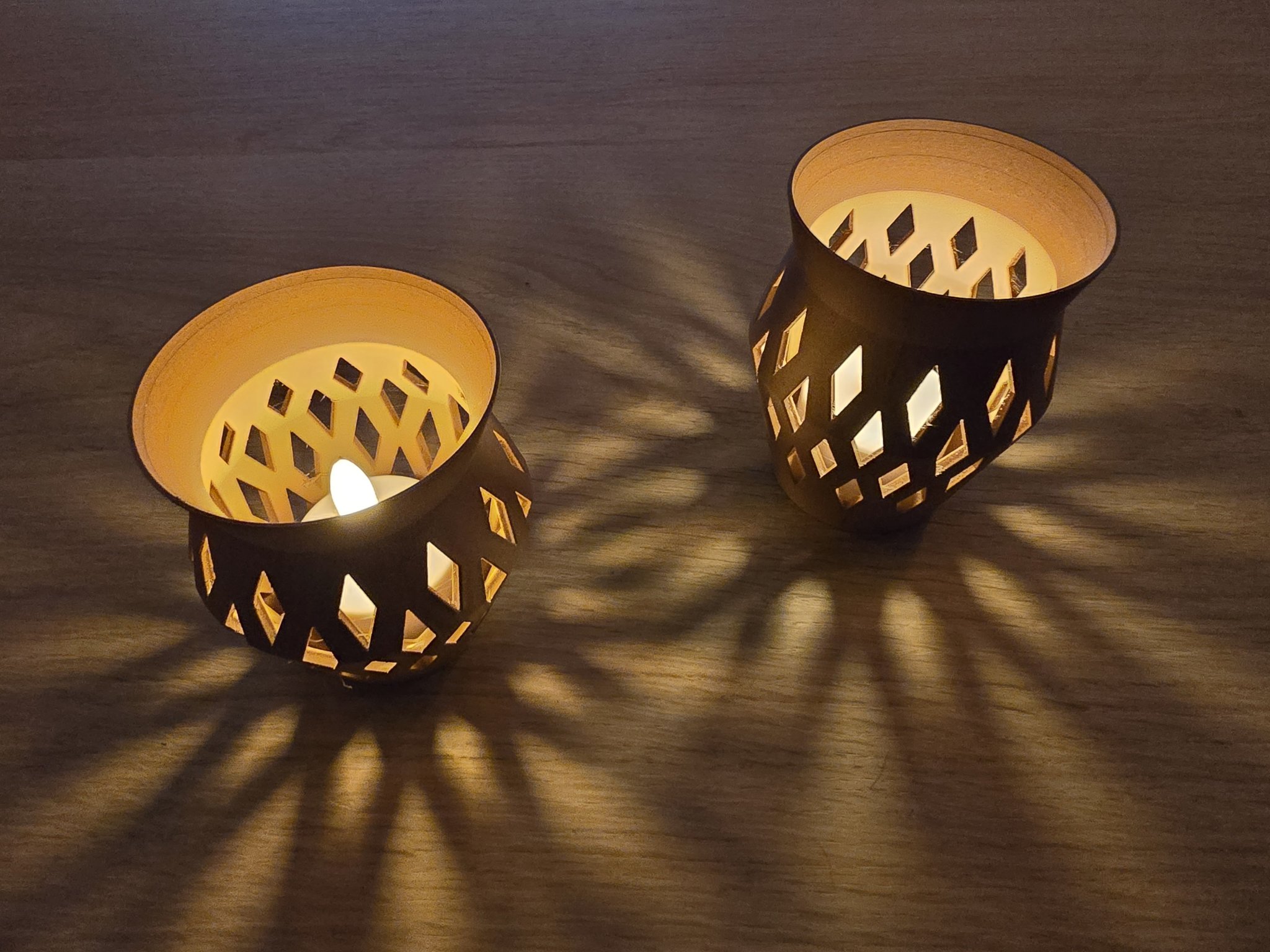 Giá đỡ đèn tealight LED với họa tiết kim cương