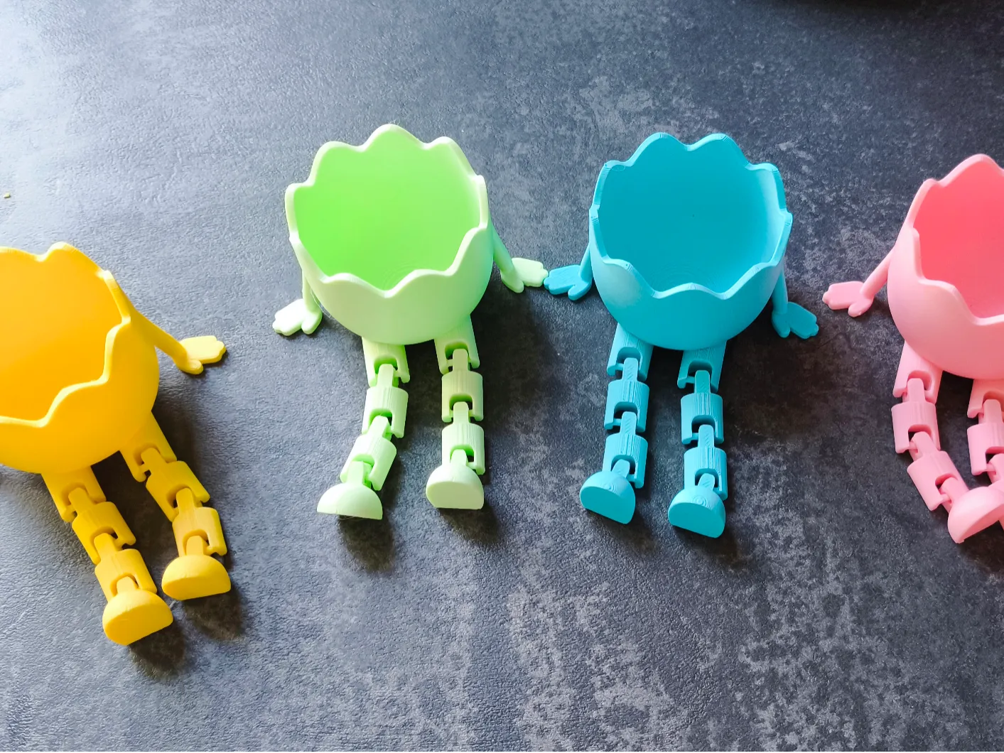 Cốc trứng với chân lắc lư cho dịp Phục Sinh