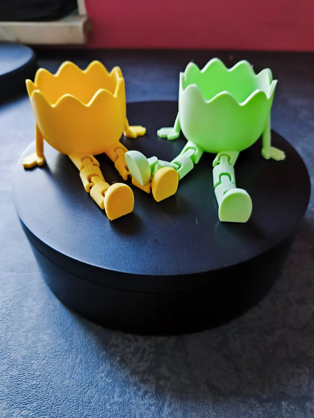 Cốc trứng với chân lắc lư cho dịp Phục Sinh