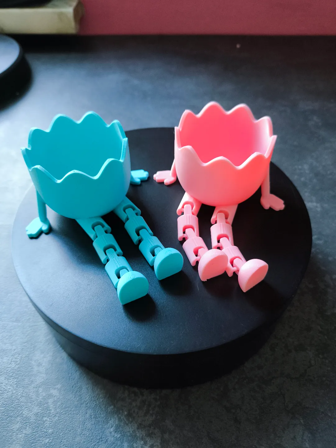 Cốc trứng với chân lắc lư cho dịp Phục Sinh