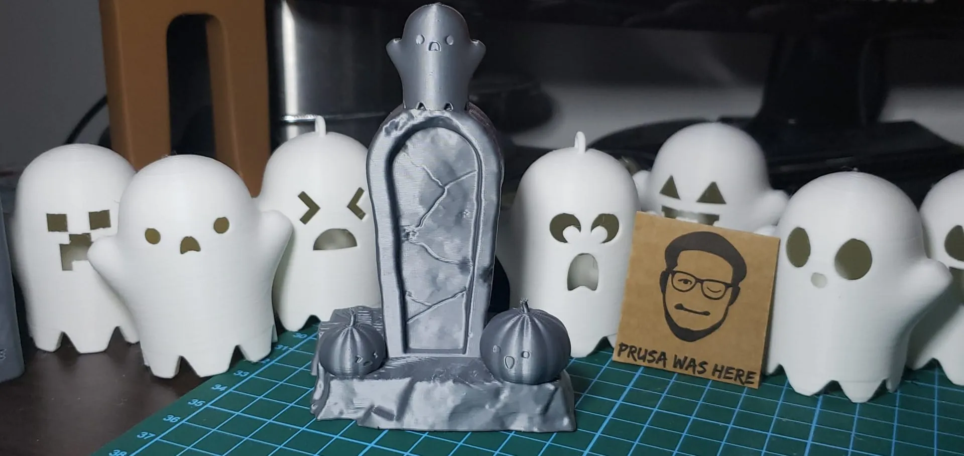 Bia mộ với biểu tượng bí ngô và ma quái