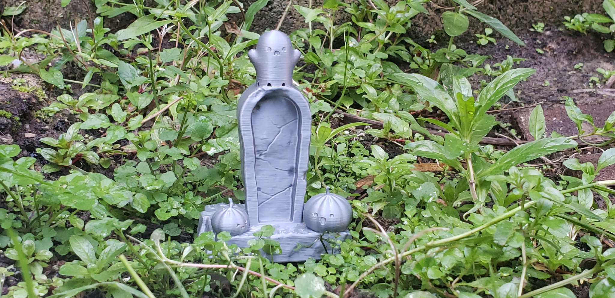 Bia mộ với biểu tượng bí ngô và ma quái