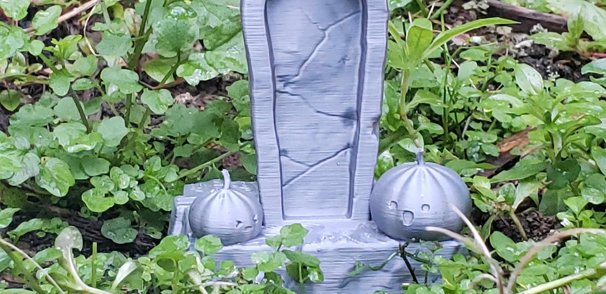 Bia mộ với biểu tượng bí ngô và ma quái