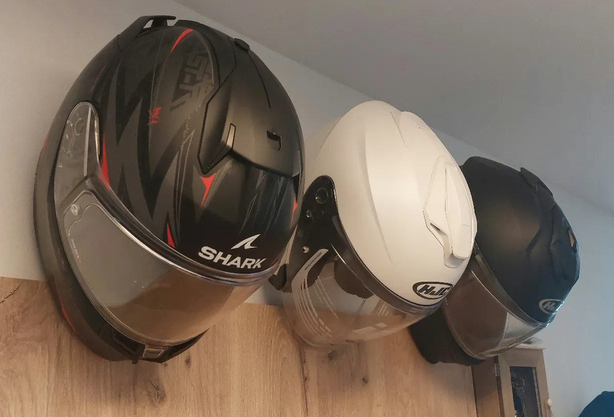 Giá Treo Nón Bảo Hiểm Lên Tường