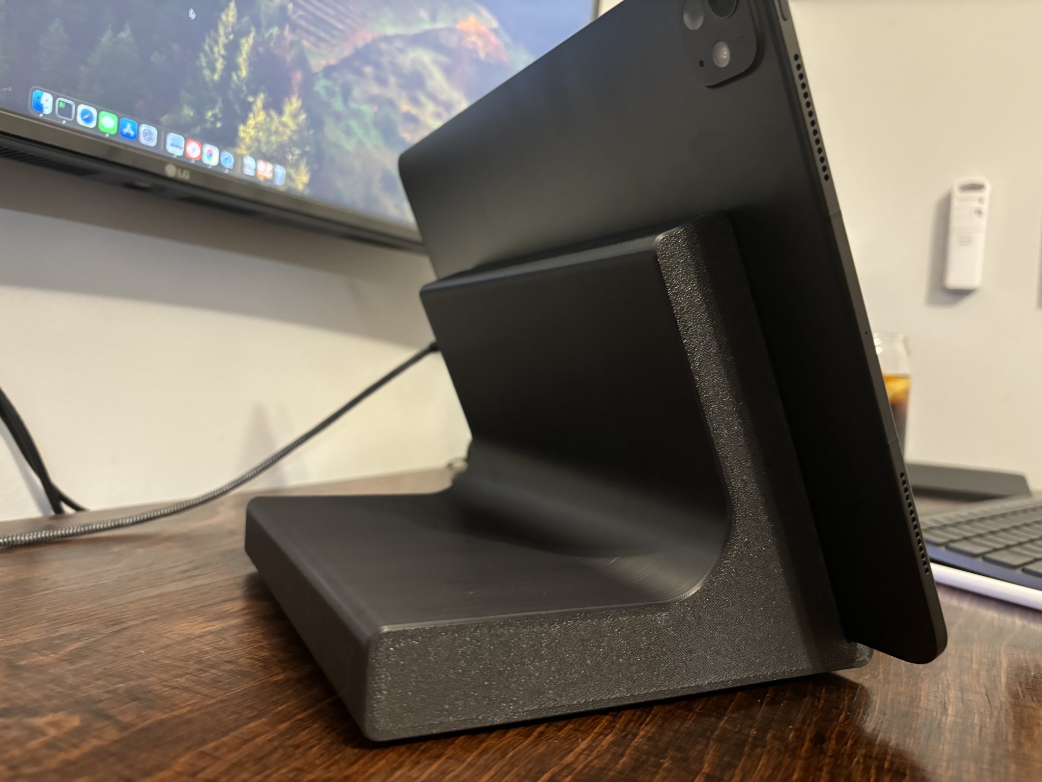 Đế Để Bàn Vững Chắc Cho iPad Pro 13” (2024) Có Chỗ Gắn Tạ