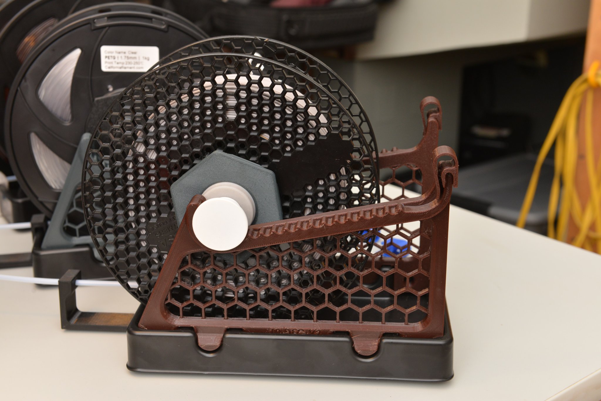 Khung Giá Đỡ Cuộn Chỉ Trọng Lực Êm Hơn & Đáng Tin Cậy Hơn và Đai Ốc Bậc