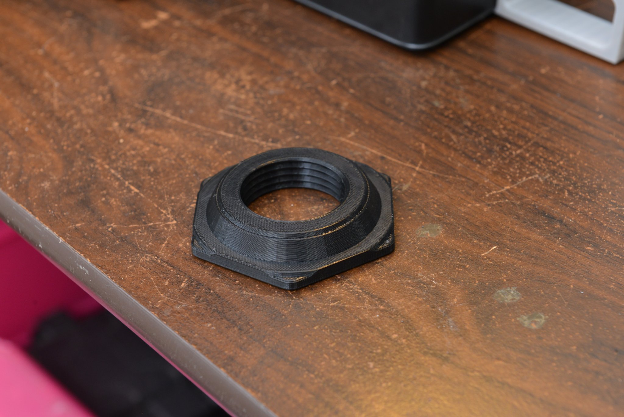 Khung Giá Đỡ Cuộn Chỉ Trọng Lực Êm Hơn & Đáng Tin Cậy Hơn và Đai Ốc Bậc