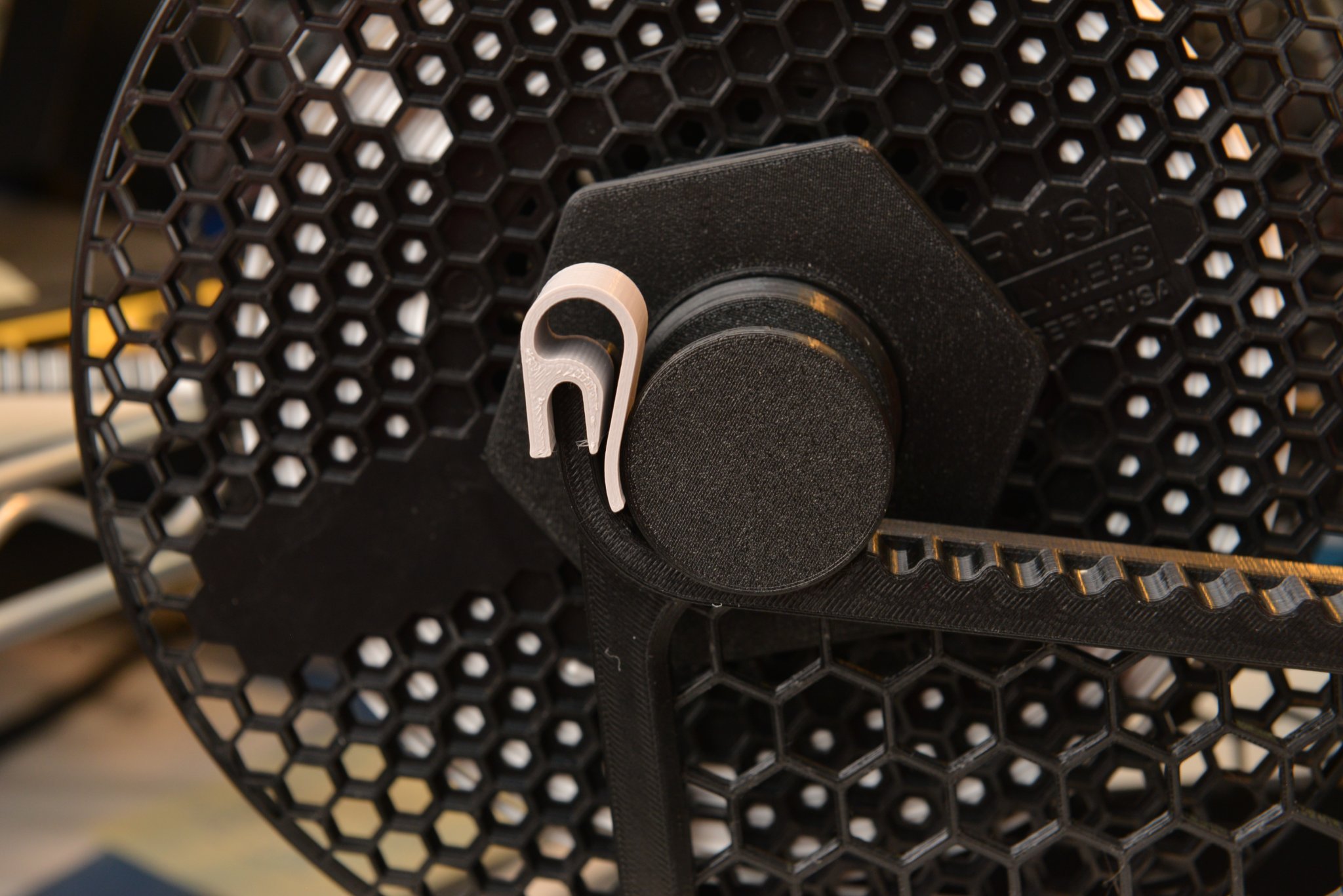 Khung Giá Đỡ Cuộn Chỉ Trọng Lực Êm Hơn & Đáng Tin Cậy Hơn và Đai Ốc Bậc